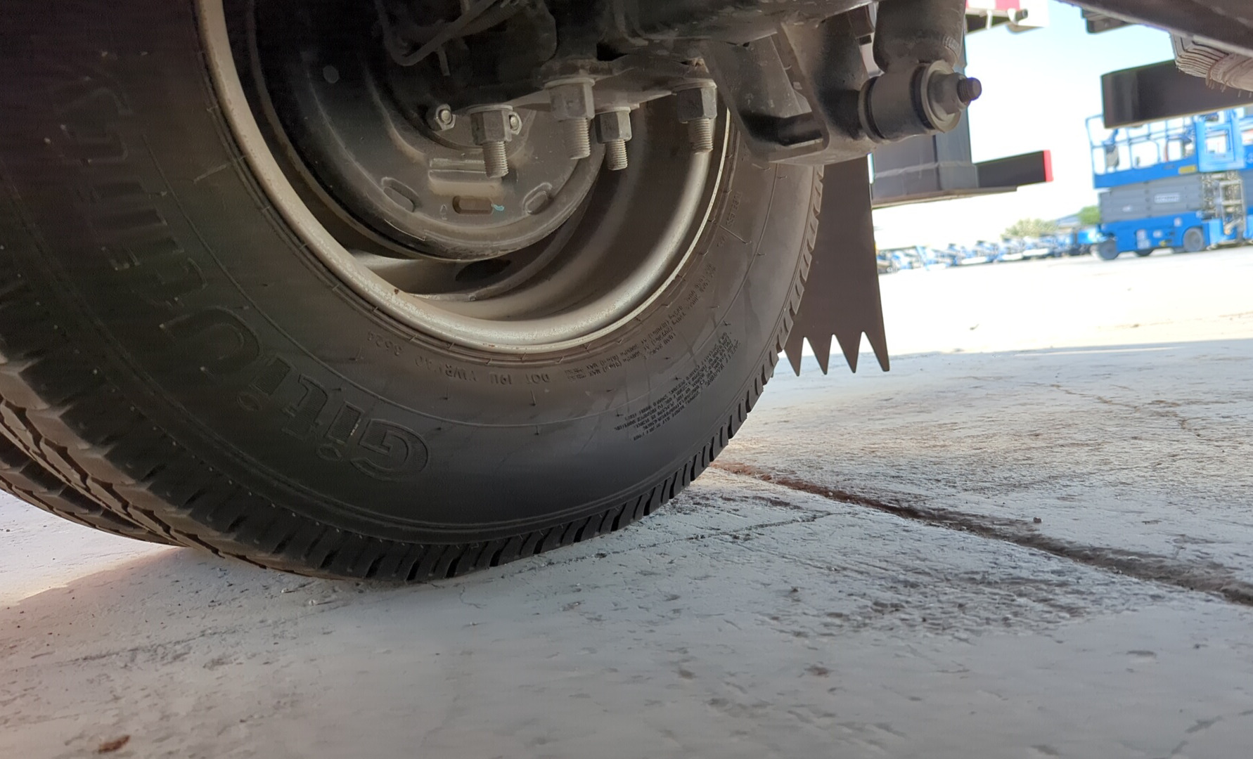 TMA-001-XCMG-GKS285-Truck-mounted-boom-lifts-inspection-Chassis-Right-tire-/-wheel-hub-condition-1