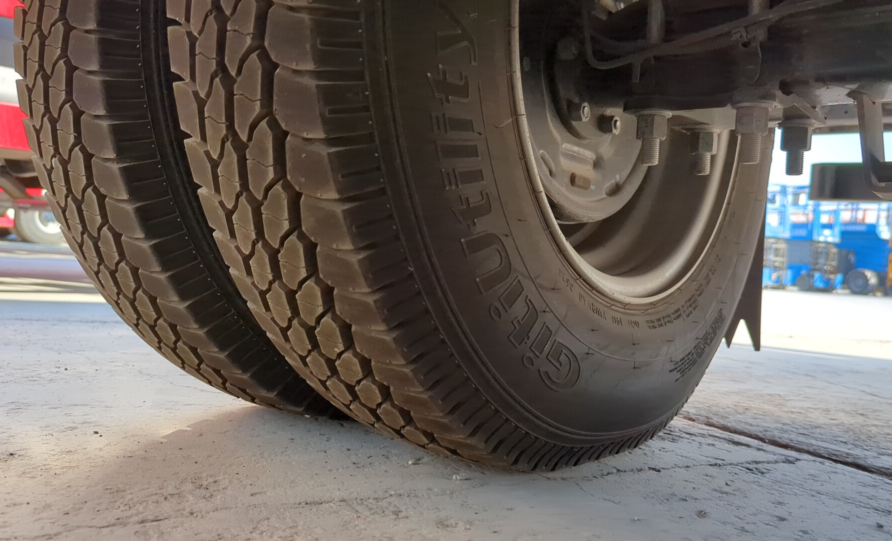 TMA-001-XCMG-GKS285-Truck-mounted-boom-lifts-inspection-Chassis-Right-tire-/-wheel-hub-condition-1
