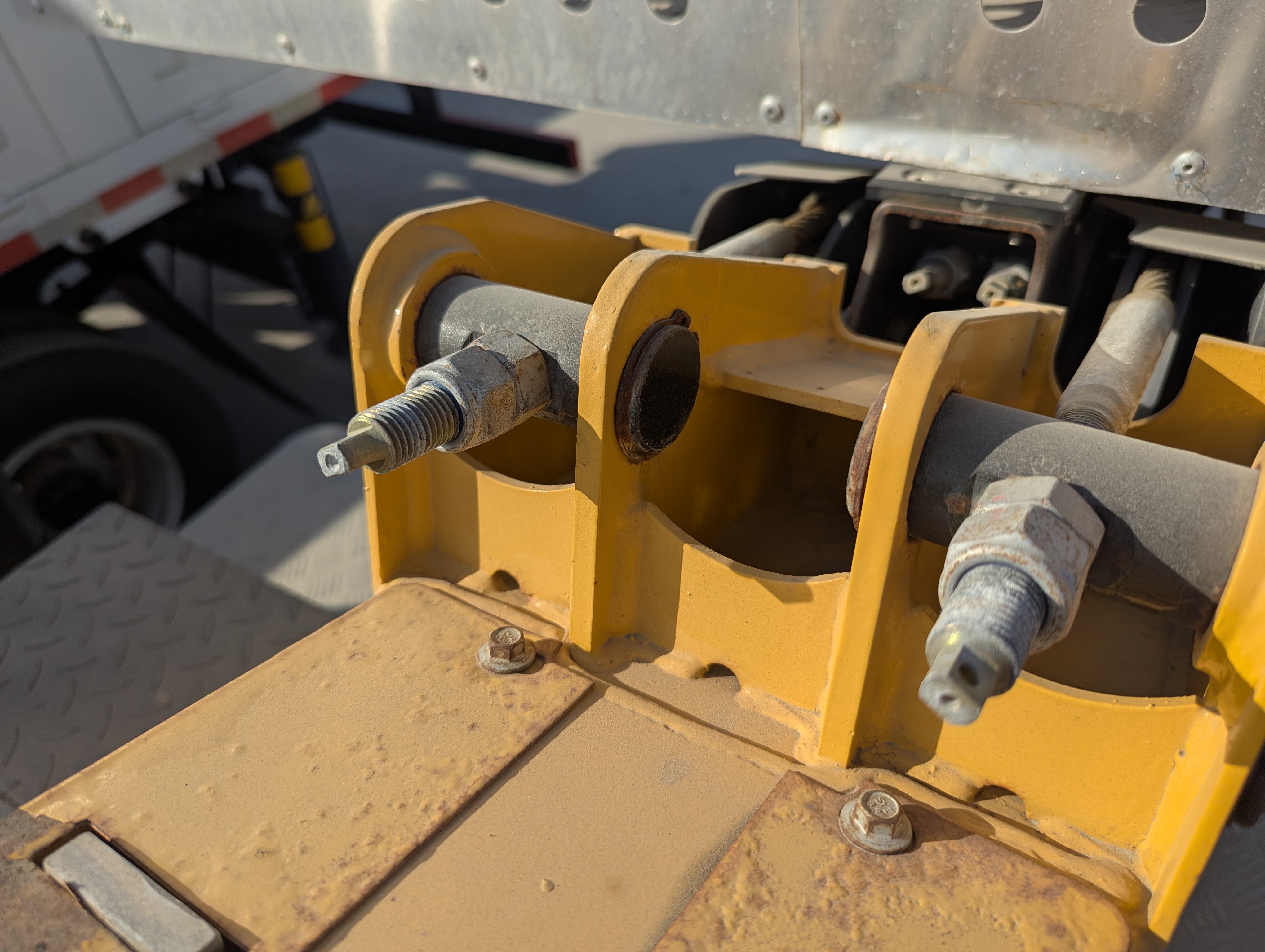TMA-001-XCMG-GKS285-Truck-mounted-boom-lifts-inspection-Hydraulics-Hydraulic-pins-/-locks-1