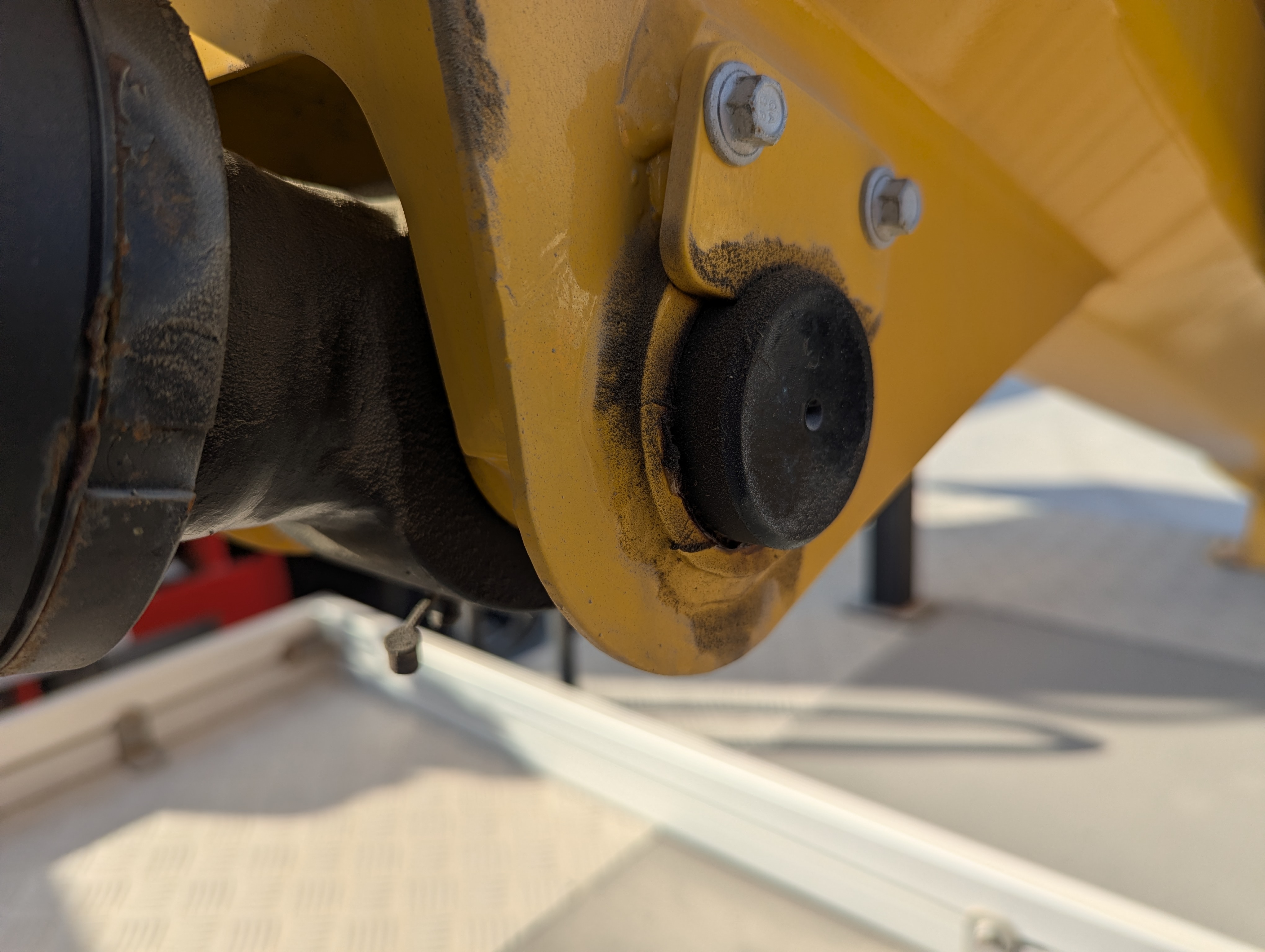 TMA-001-XCMG-GKS285-Truck-mounted-boom-lifts-inspection-Hydraulics-Hydraulic-pins-/-locks-1