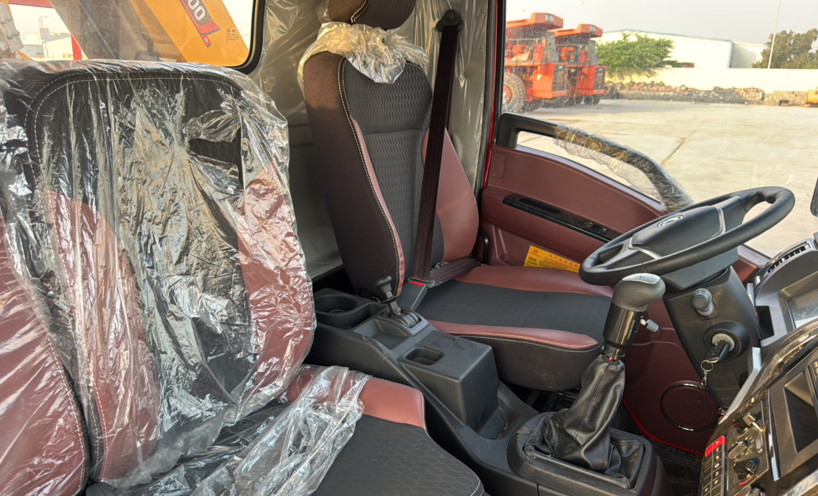 BTC-004-XCMG-SQZ200-Boom-truck-cranes-inspection-Cabin-Seats/armrests-1