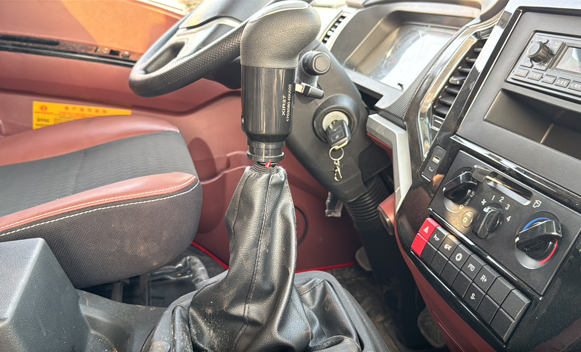 BTC-004-XCMG-SQZ200-Boom-truck-cranes-inspection-Cabin-Gear-lever-1