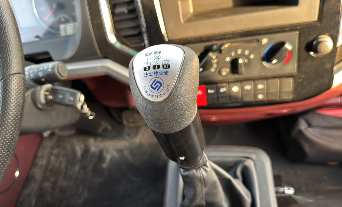 BTC-004-XCMG-SQZ200-Boom-truck-cranes-inspection-Cabin-Gear-lever-1
