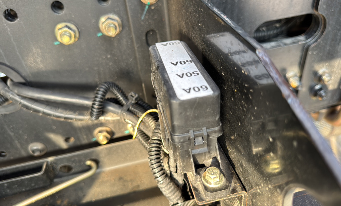 BTC-004-XCMG-SQZ200-Boom-truck-cranes-inspection-Electronics-Fuse-box-1