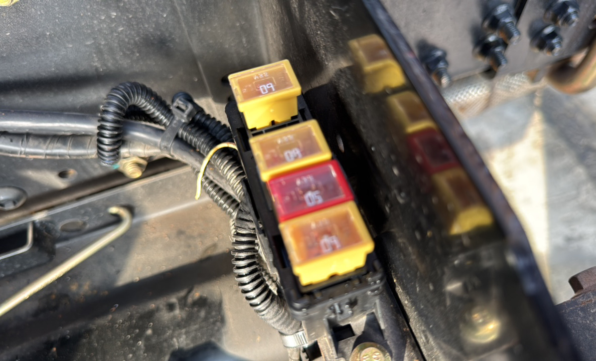 BTC-004-XCMG-SQZ200-Boom-truck-cranes-inspection-Electronics-Fuse-box-1