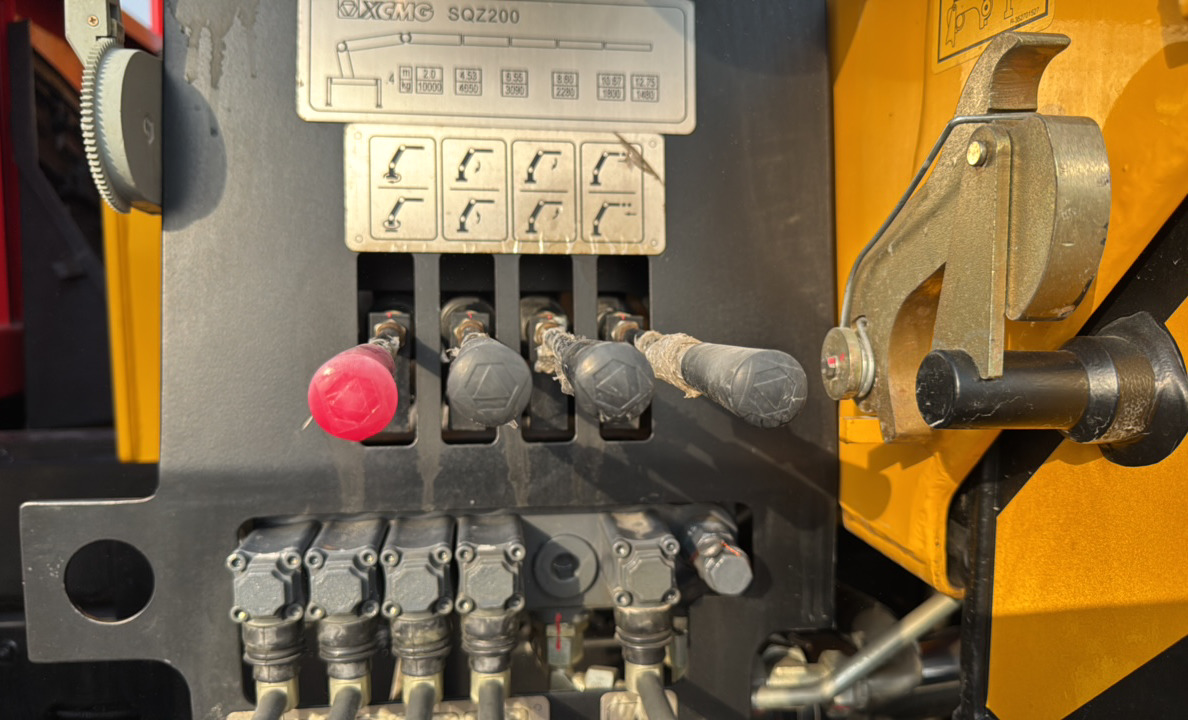 BTC-004-XCMG-SQZ200-Boom-truck-cranes-inspection-Electronics-Platform-control-1