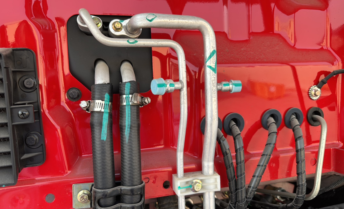 BTC-004-XCMG-SQZ200-Boom-truck-cranes-inspection-Air-conditioning-Refrigerant-lines-1