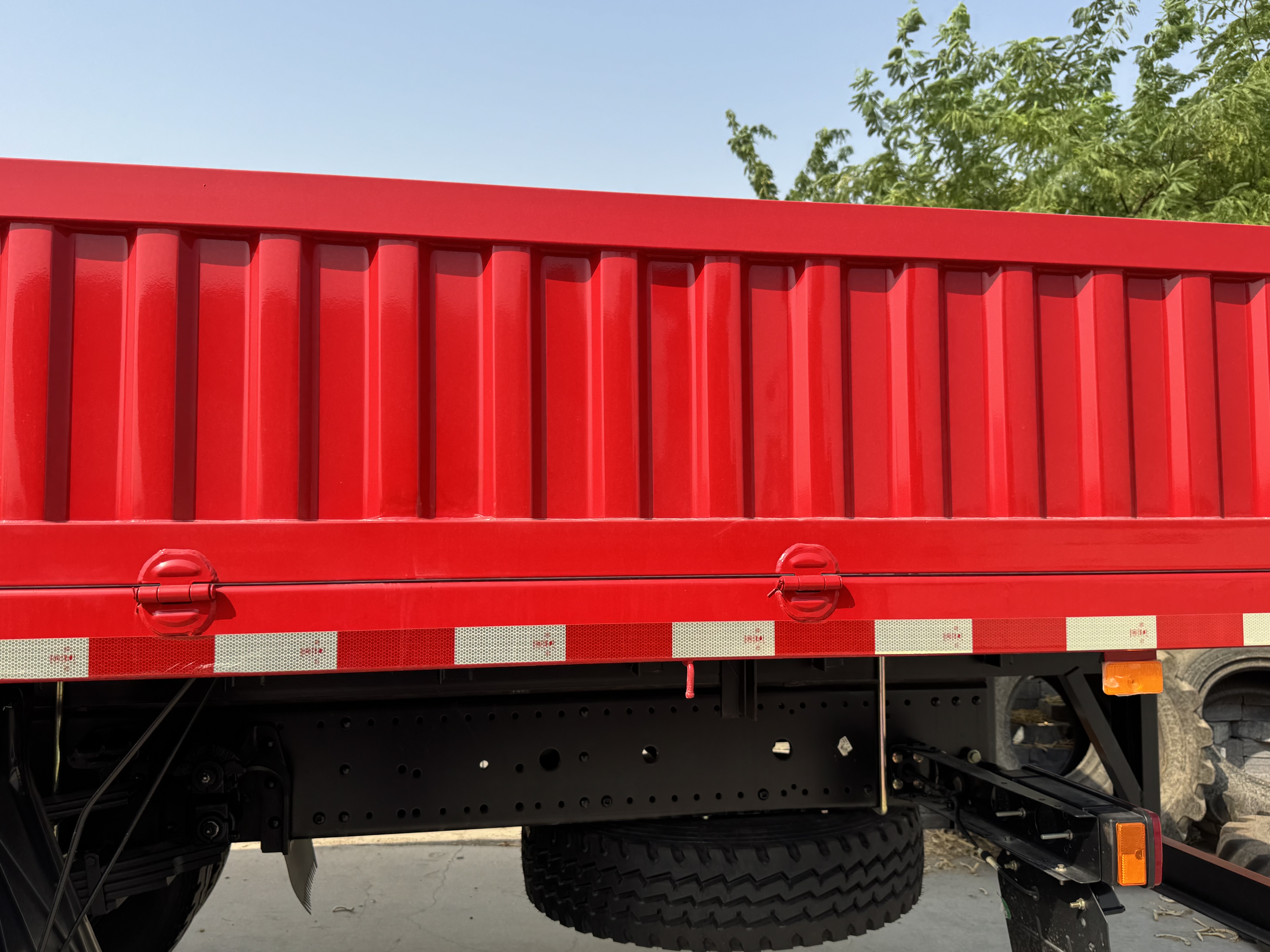 BTC-004-XCMG-SQZ200-Boom-truck-cranes-inspection-Structure-Tailgate-1
