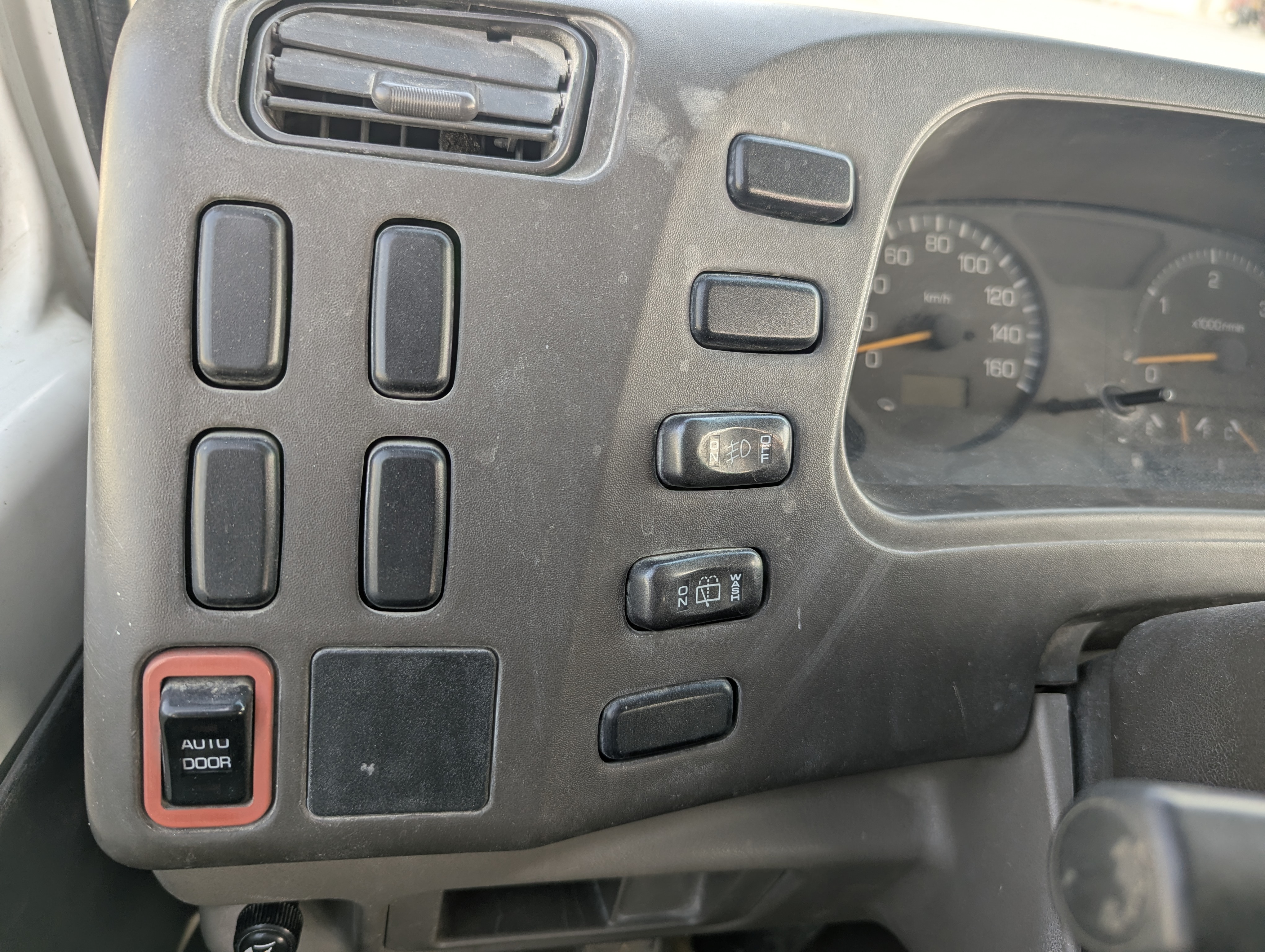 TBV-001-Mitsubishi-Fuso-Roza-Buses-inspection-Interior-Electronic-instrument-board-1