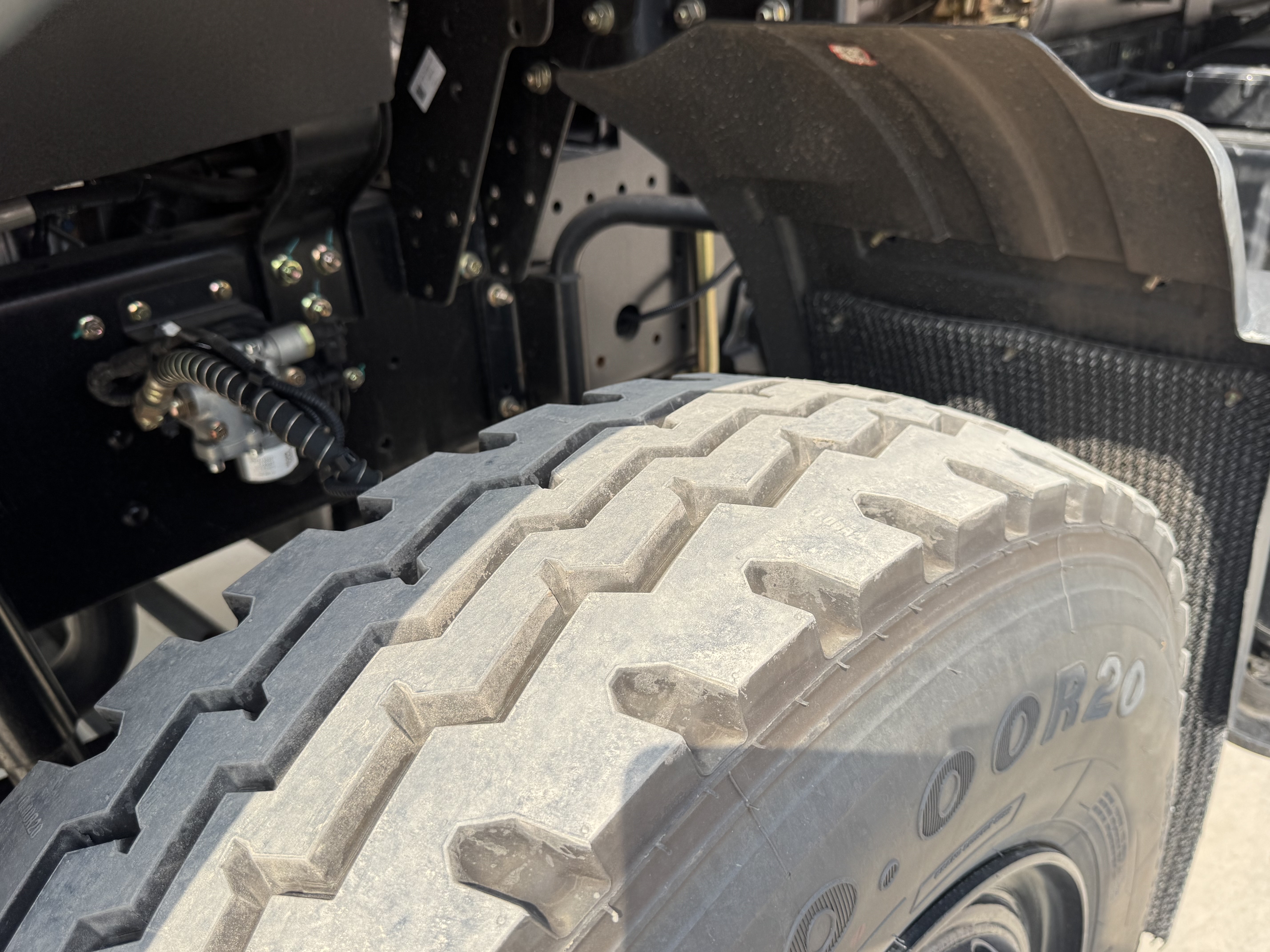 BTC-004-XCMG-SQZ200-Boom-truck-cranes-inspection-Chassis-Left-front-tire-/-wheel-hub---condition-1