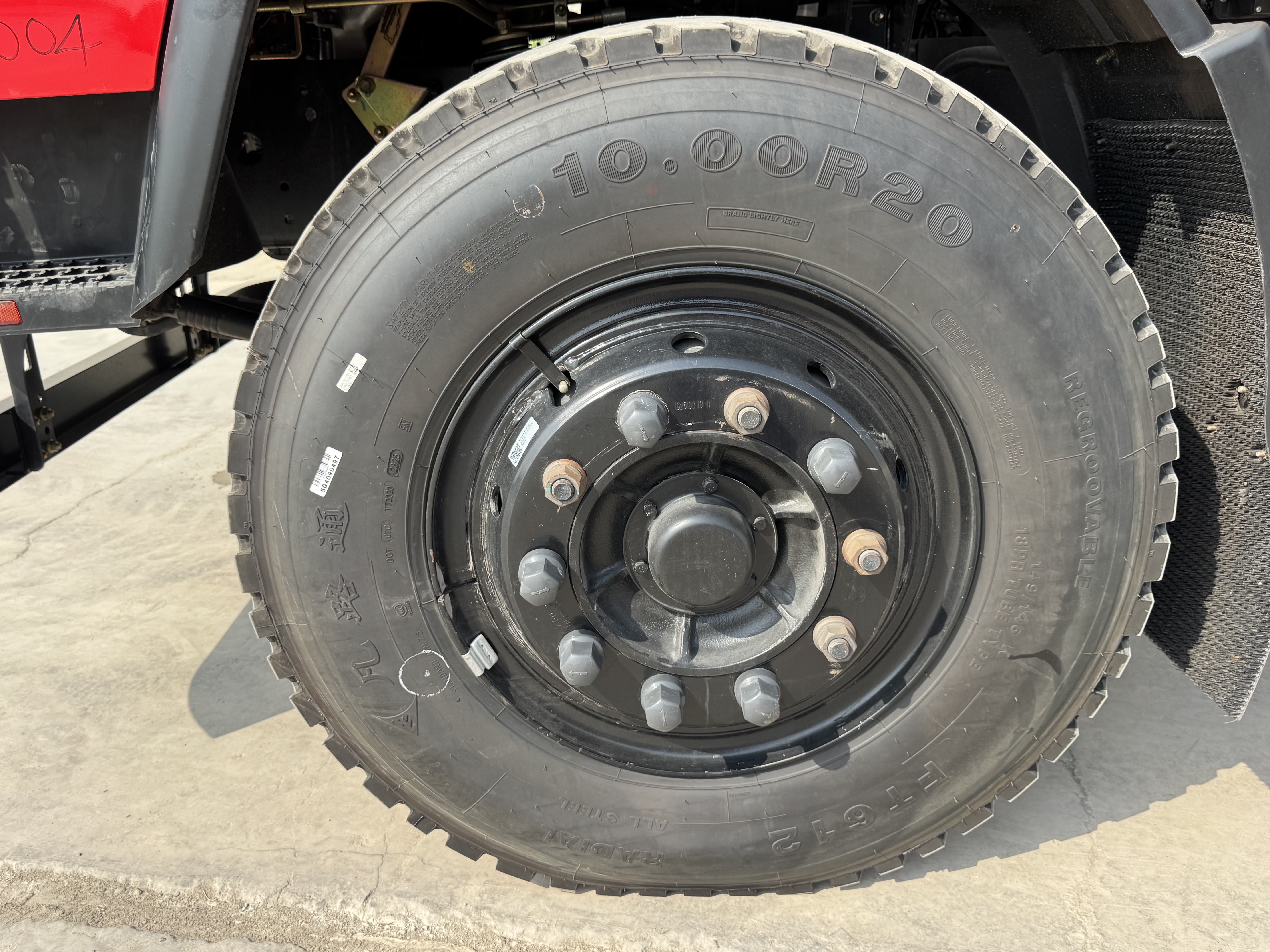 BTC-004-XCMG-SQZ200-Boom-truck-cranes-inspection-Chassis-Left-front-tire-/-wheel-hub---condition-1
