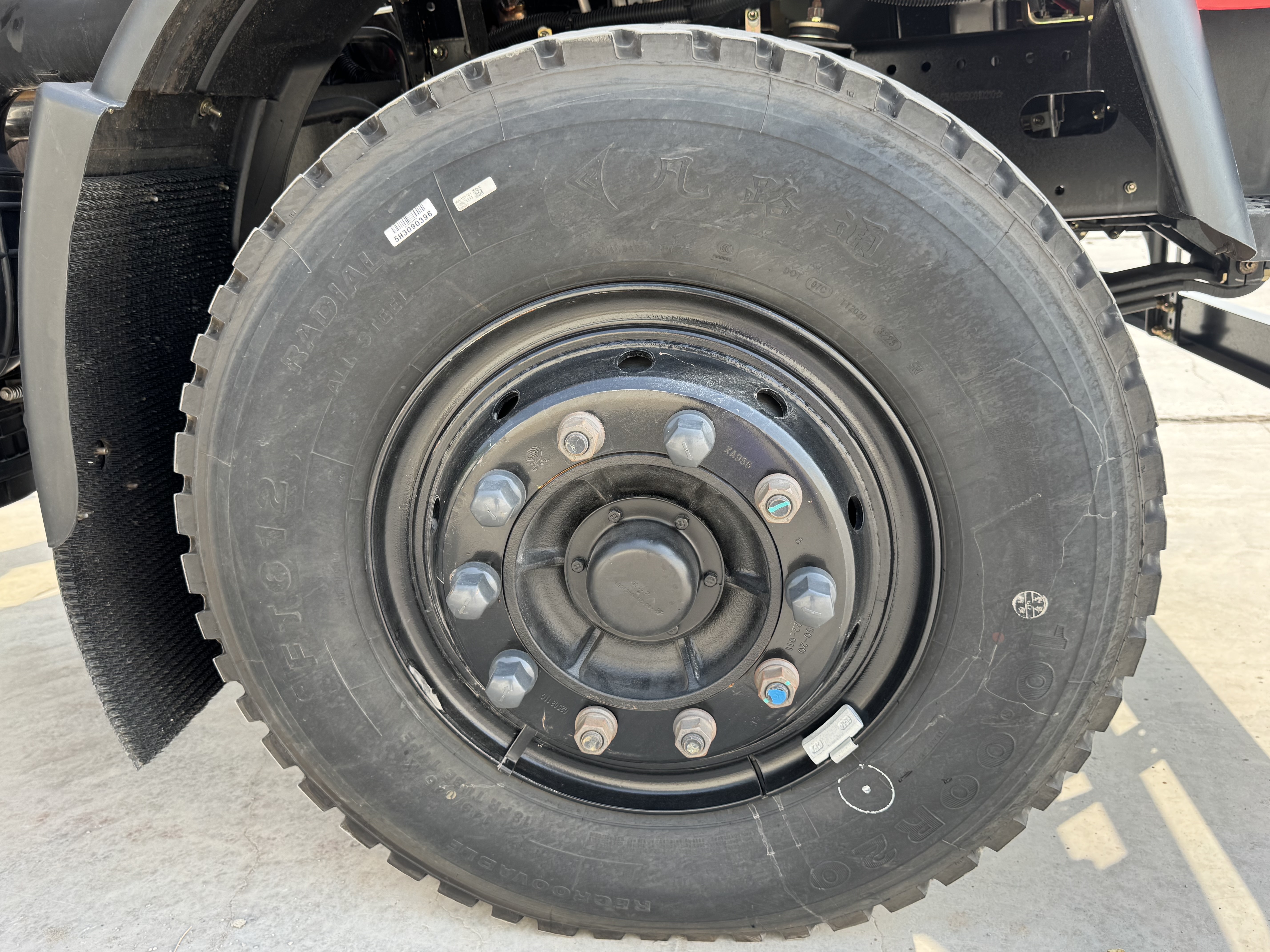 BTC-004-XCMG-SQZ200-Boom-truck-cranes-inspection-Chassis-Right-front-tire-/-wheel-hub---condition-1