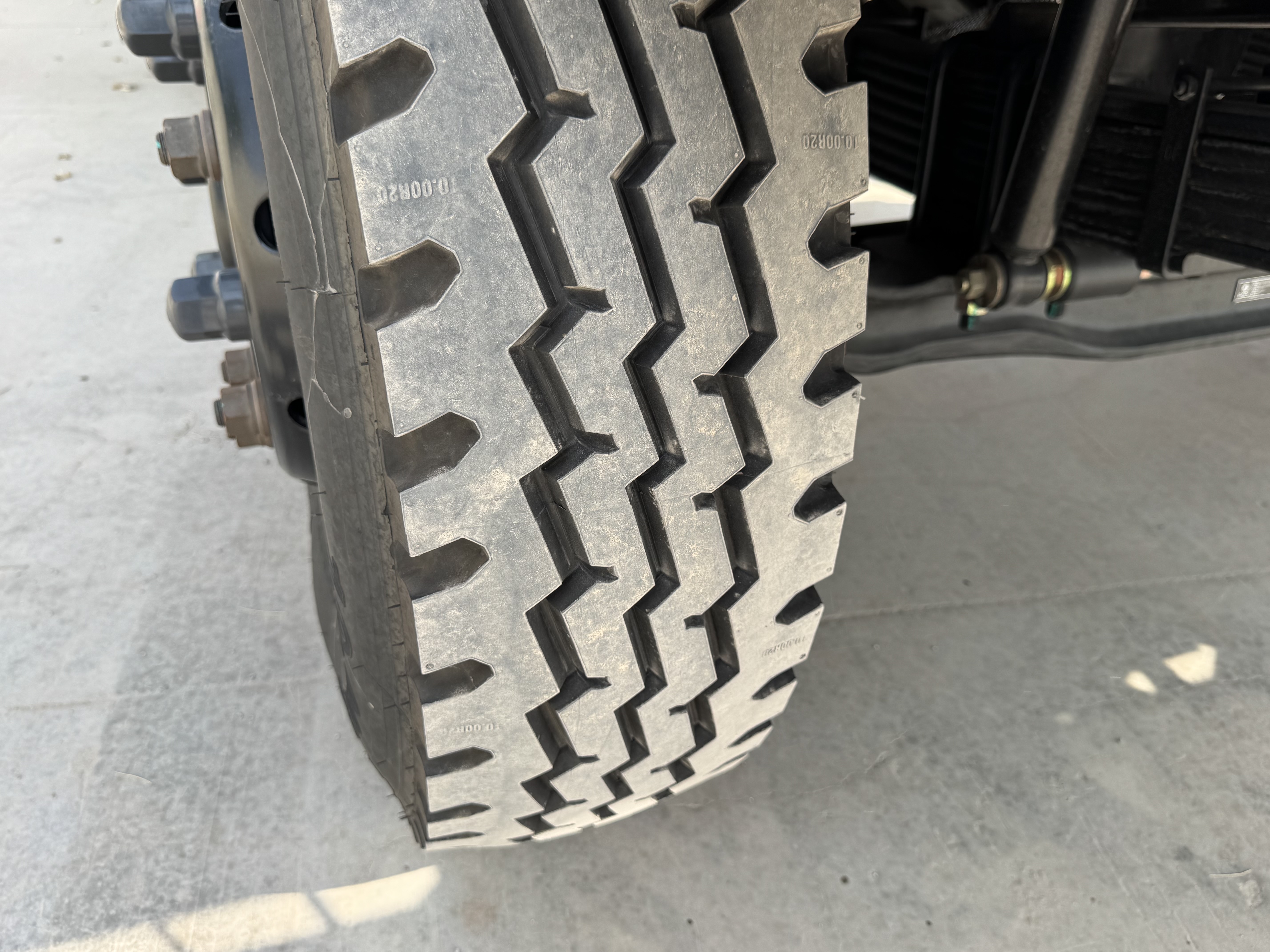 BTC-004-XCMG-SQZ200-Boom-truck-cranes-inspection-Chassis-Right-front-tire-/-wheel-hub---condition-1