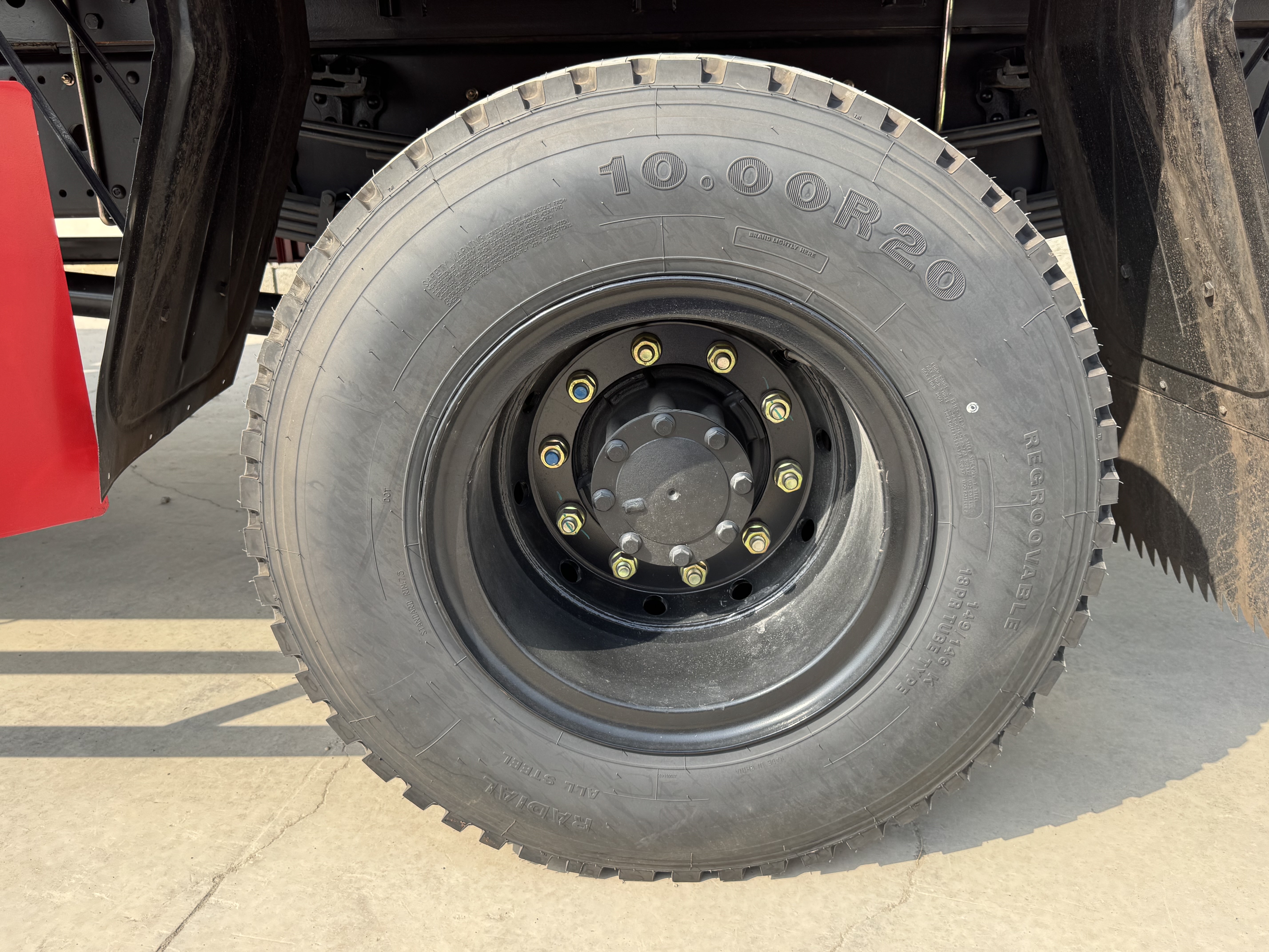 BTC-004-XCMG-SQZ200-Boom-truck-cranes-inspection-Chassis-Left-rear-tire-/-wheel-hub---condition-1