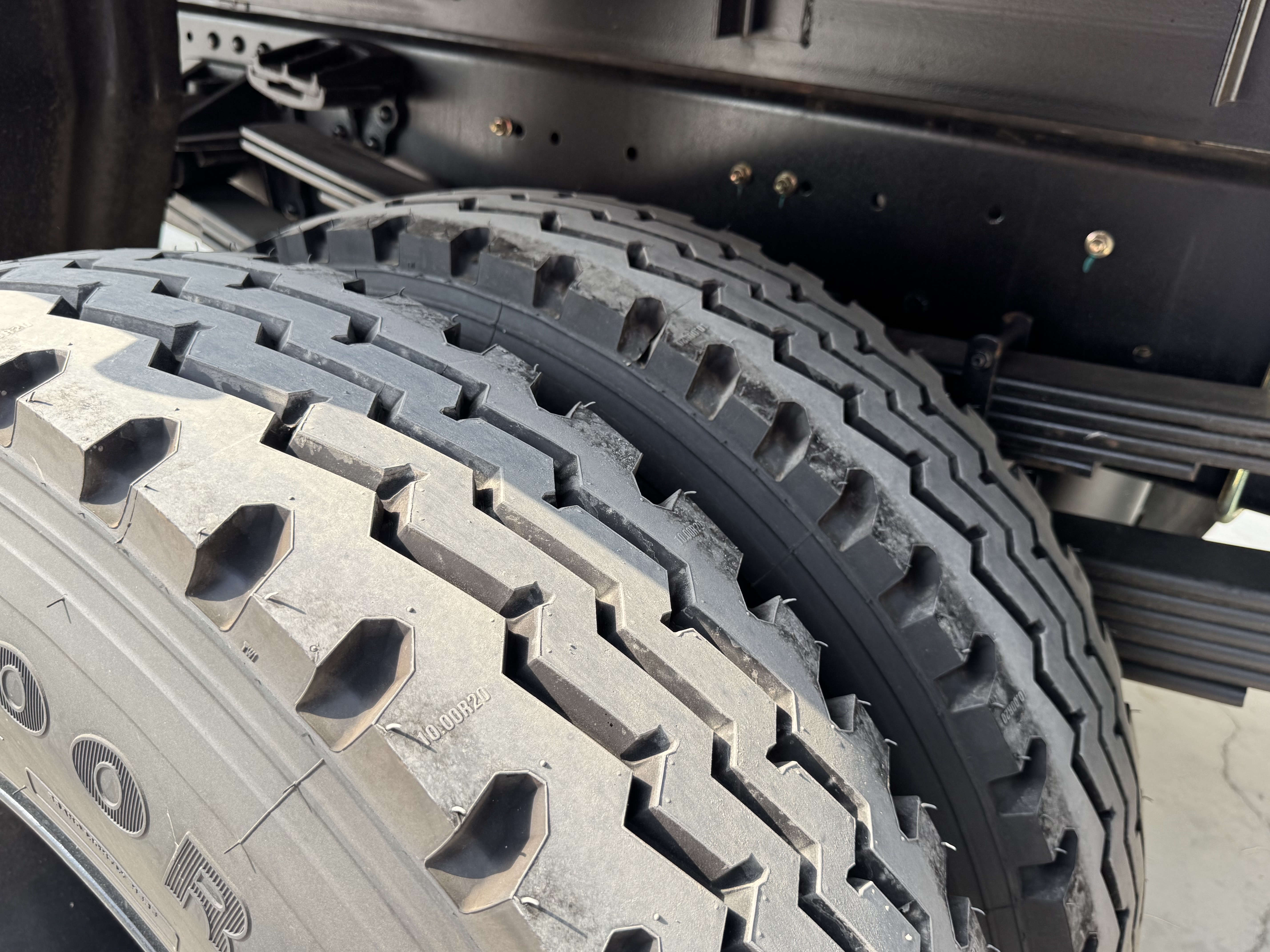 BTC-004-XCMG-SQZ200-Boom-truck-cranes-inspection-Chassis-Left-rear-tire-/-wheel-hub---condition-1