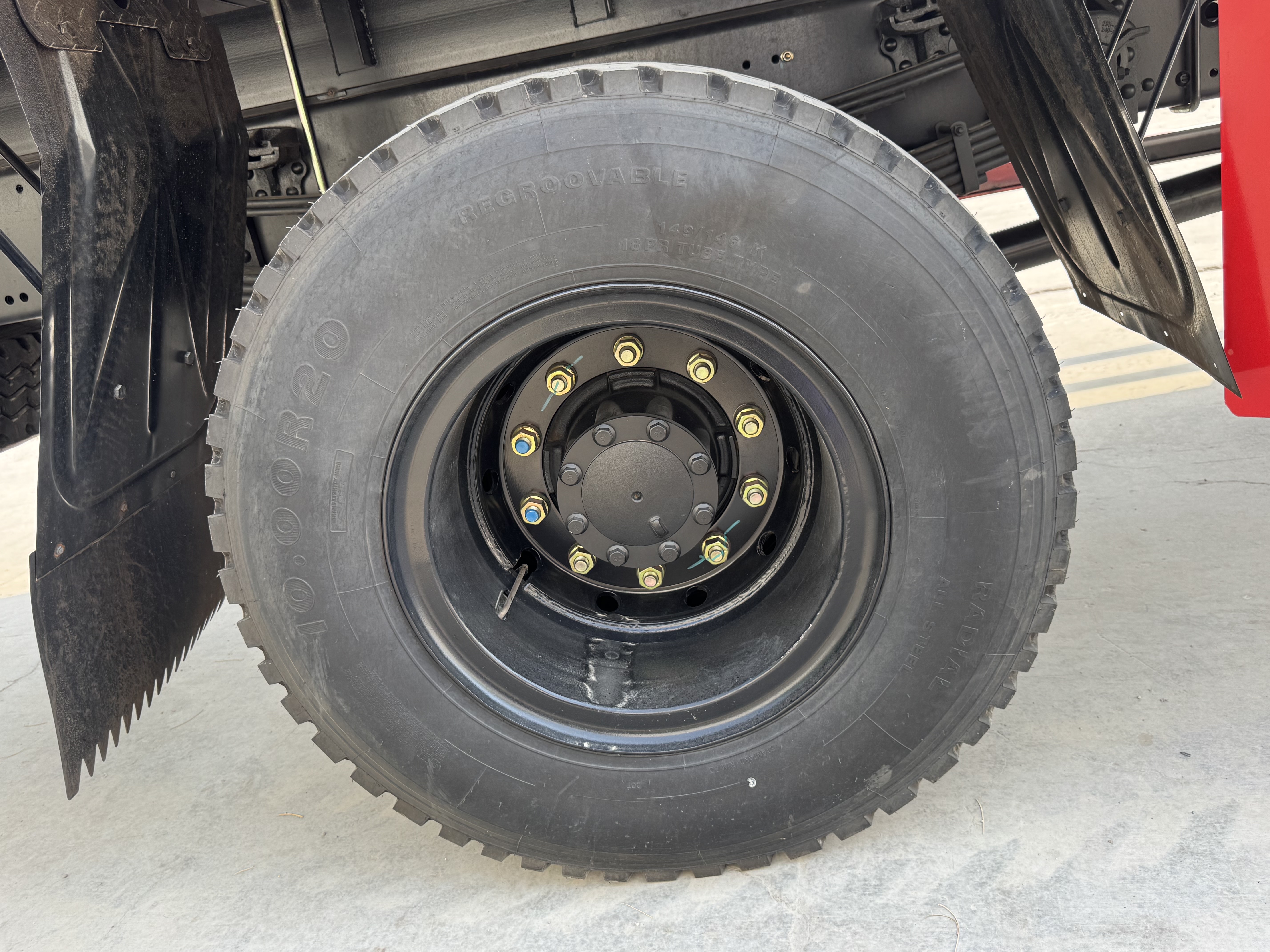 BTC-004-XCMG-SQZ200-Boom-truck-cranes-inspection-Chassis-Right-rear-tire-/-wheel-hub---condition-1