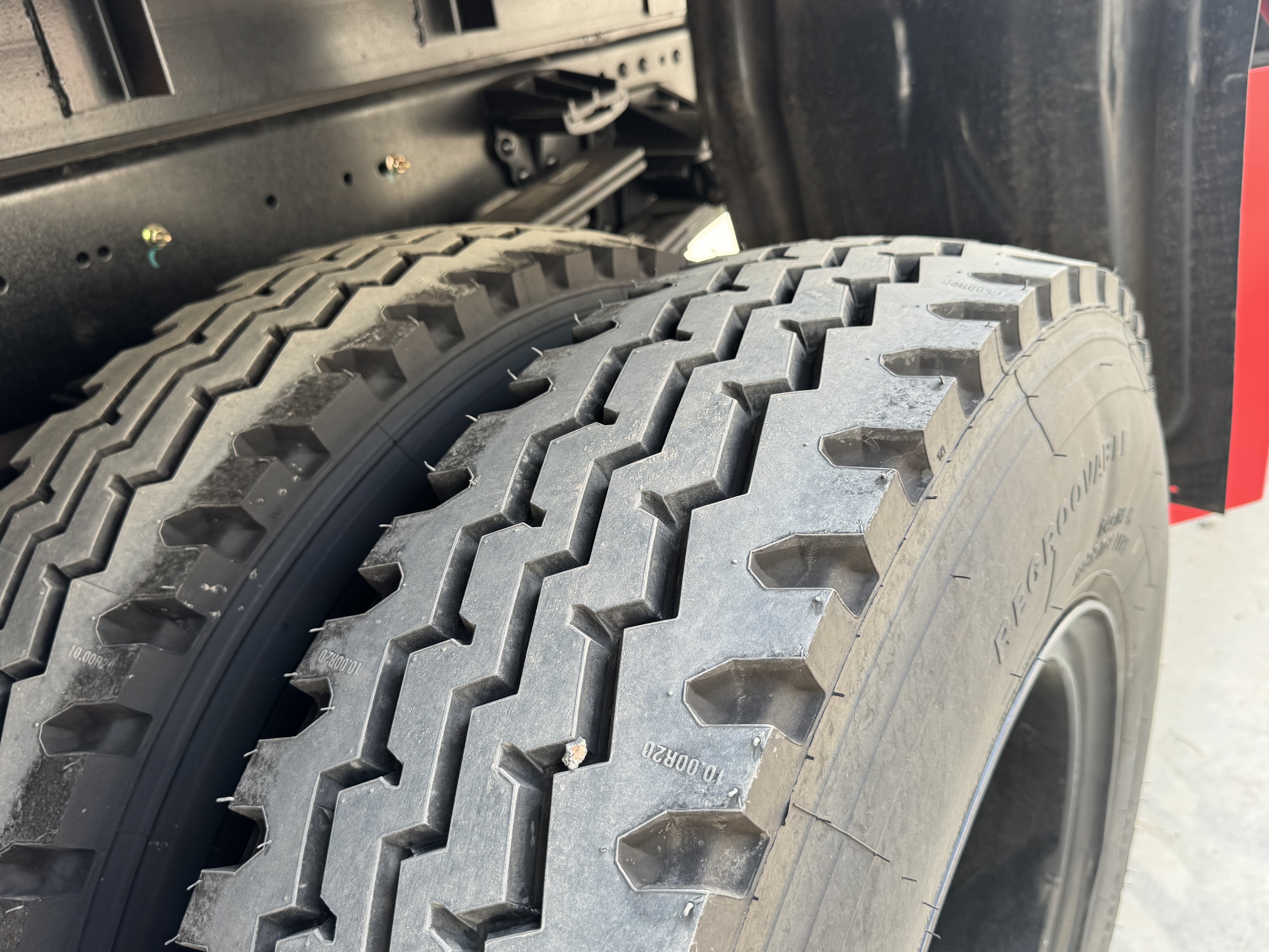BTC-004-XCMG-SQZ200-Boom-truck-cranes-inspection-Chassis-Right-rear-tire-/-wheel-hub---condition-1