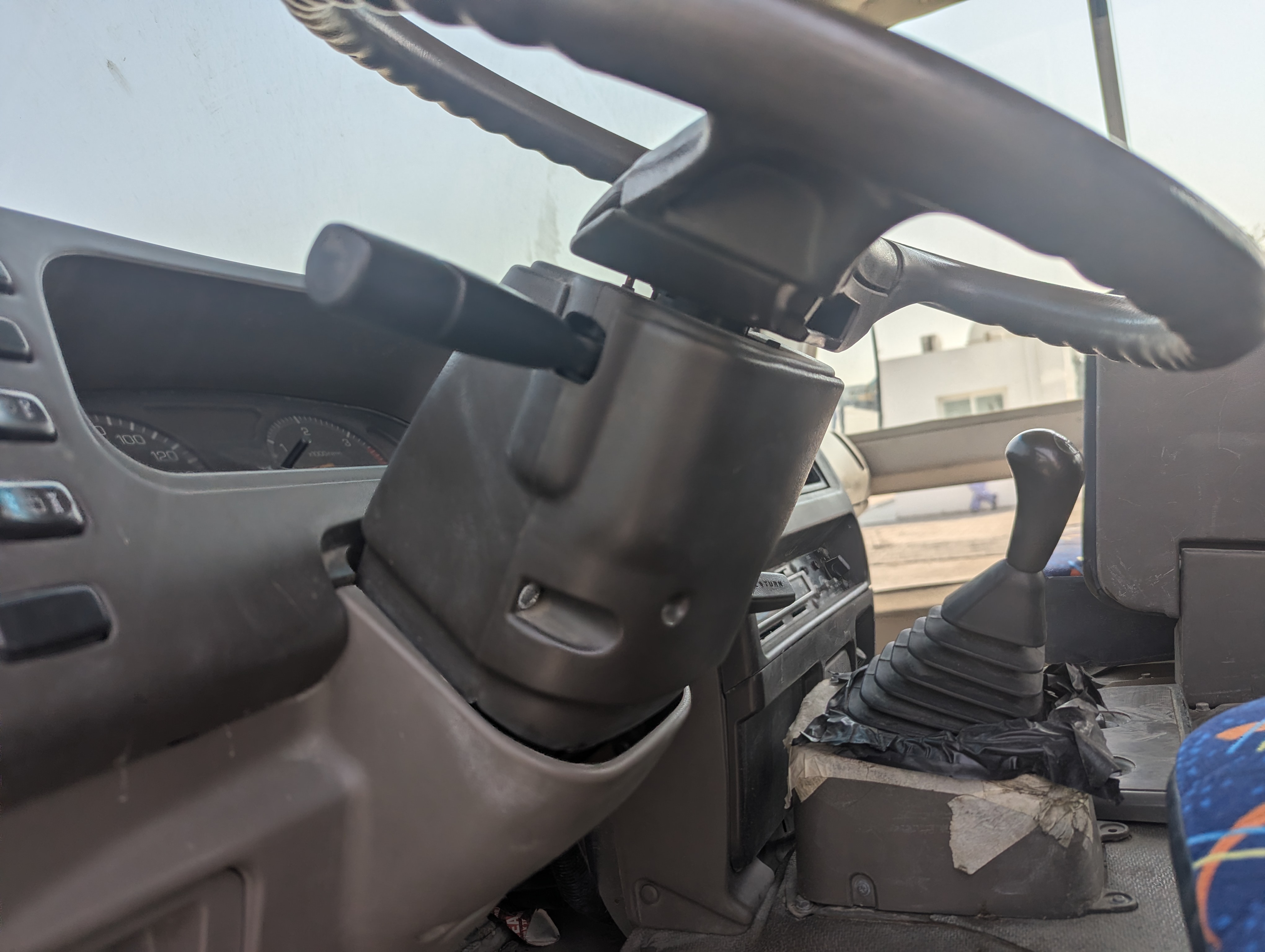 TBV-001-Mitsubishi-Fuso-Roza-Buses-inspection-Interior-Steering-mounted-controls-1
