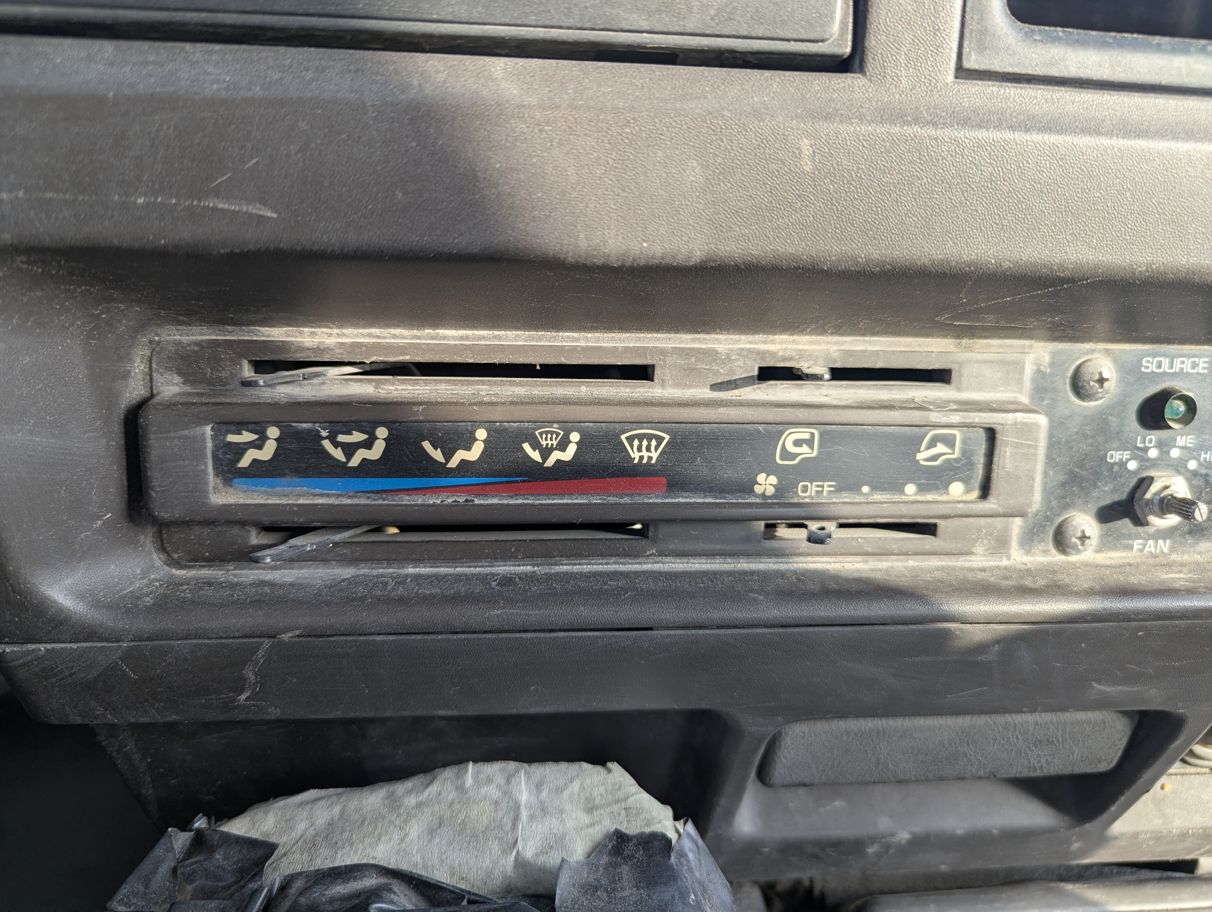 TBV-001-Mitsubishi-Fuso-Roza-Buses-inspection-Interior-A/C-control-panel-1