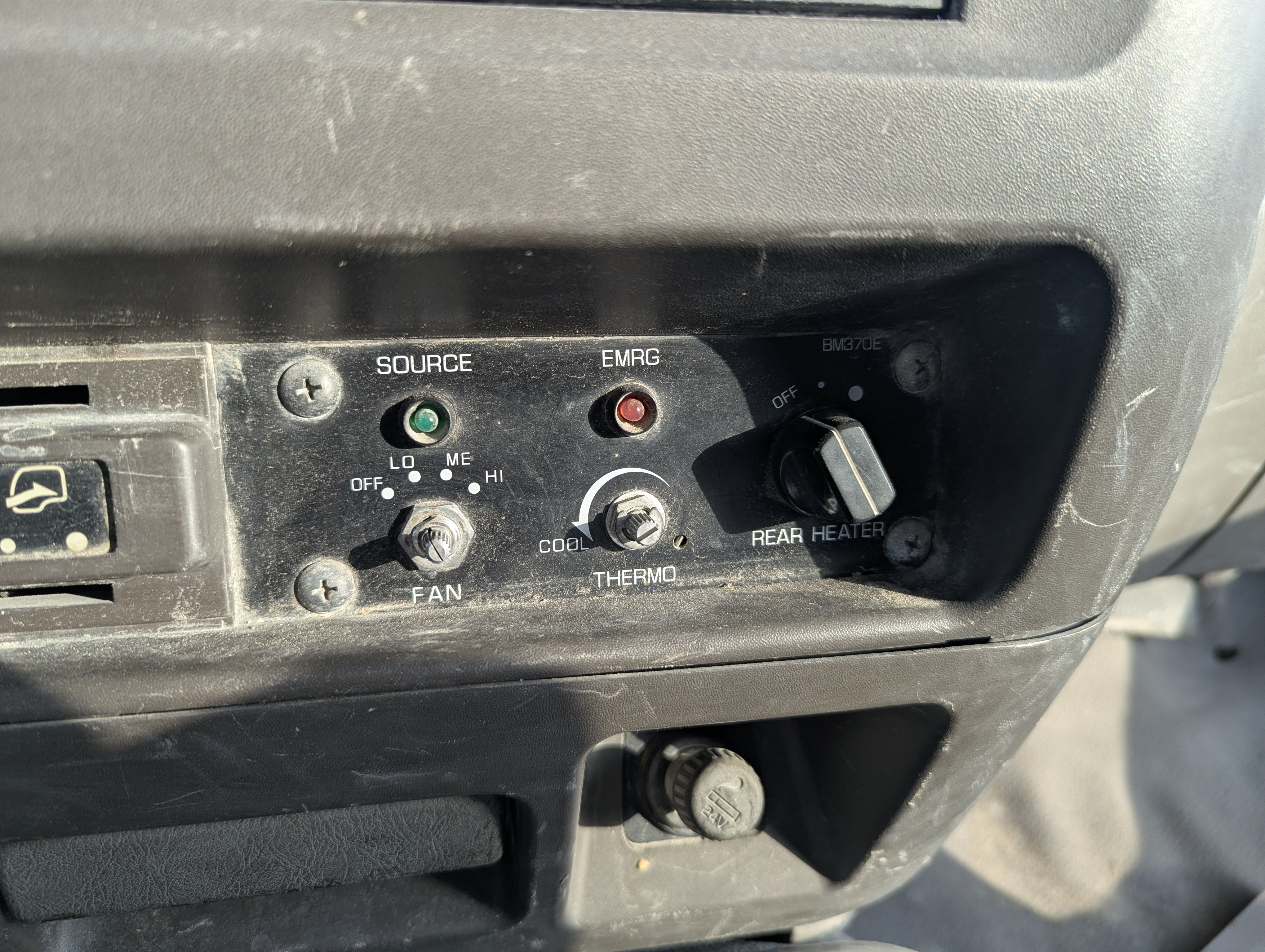 TBV-001-Mitsubishi-Fuso-Roza-Buses-inspection-Interior-A/C-control-panel-1