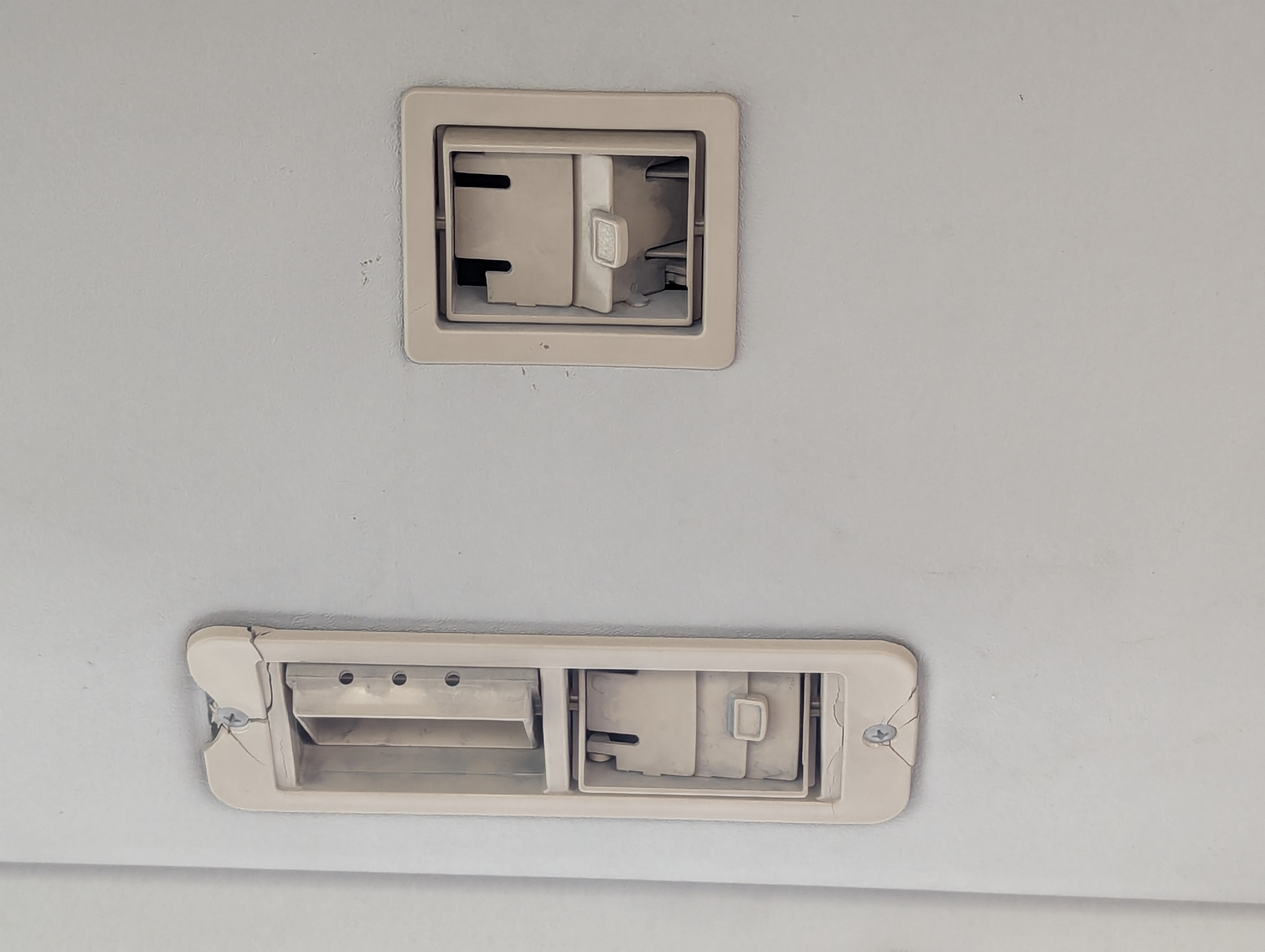 TBV-001-Mitsubishi-Fuso-Roza-Buses-inspection-Interior-Vents-and-air-flow-1