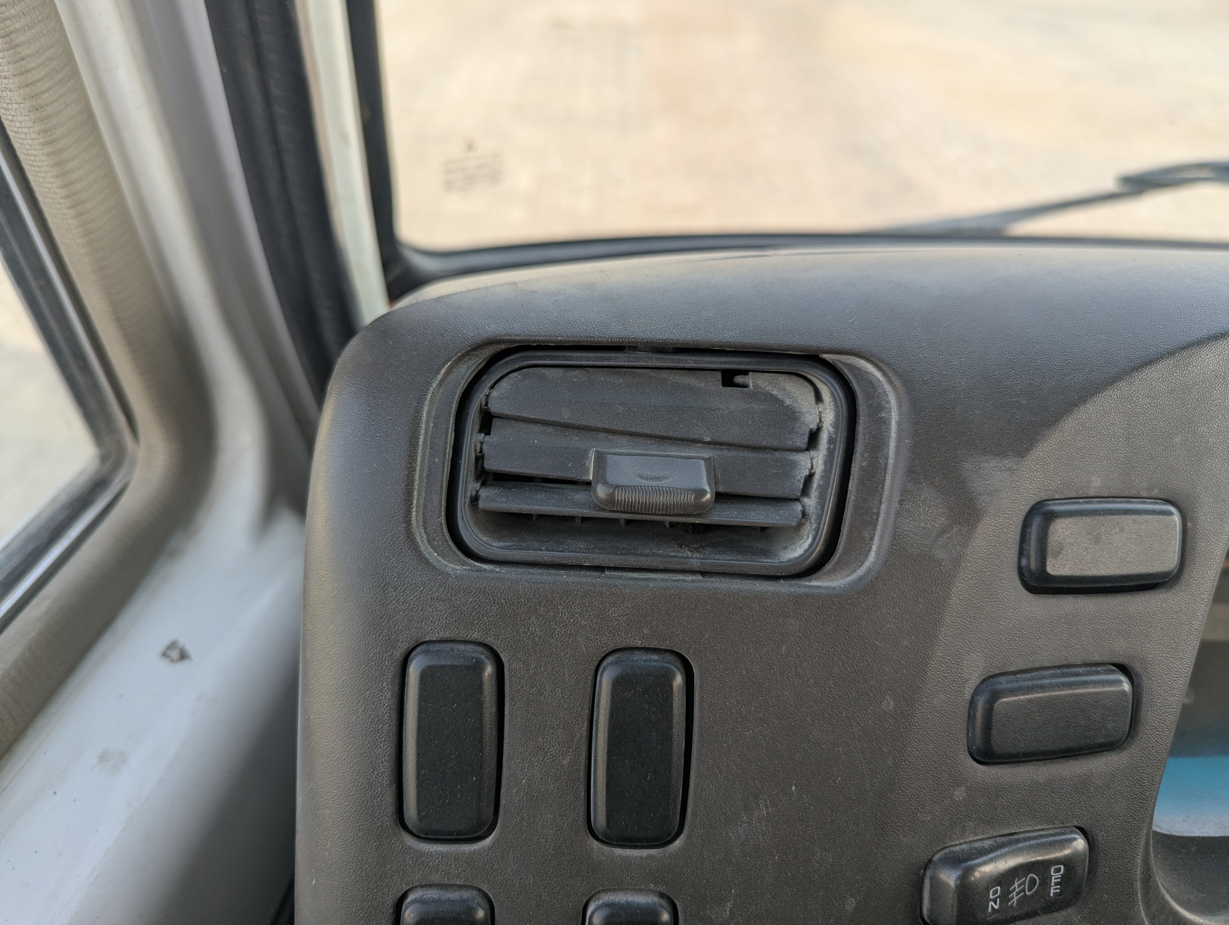 TBV-001-Mitsubishi-Fuso-Roza-Buses-inspection-Interior-Vents-and-air-flow-1