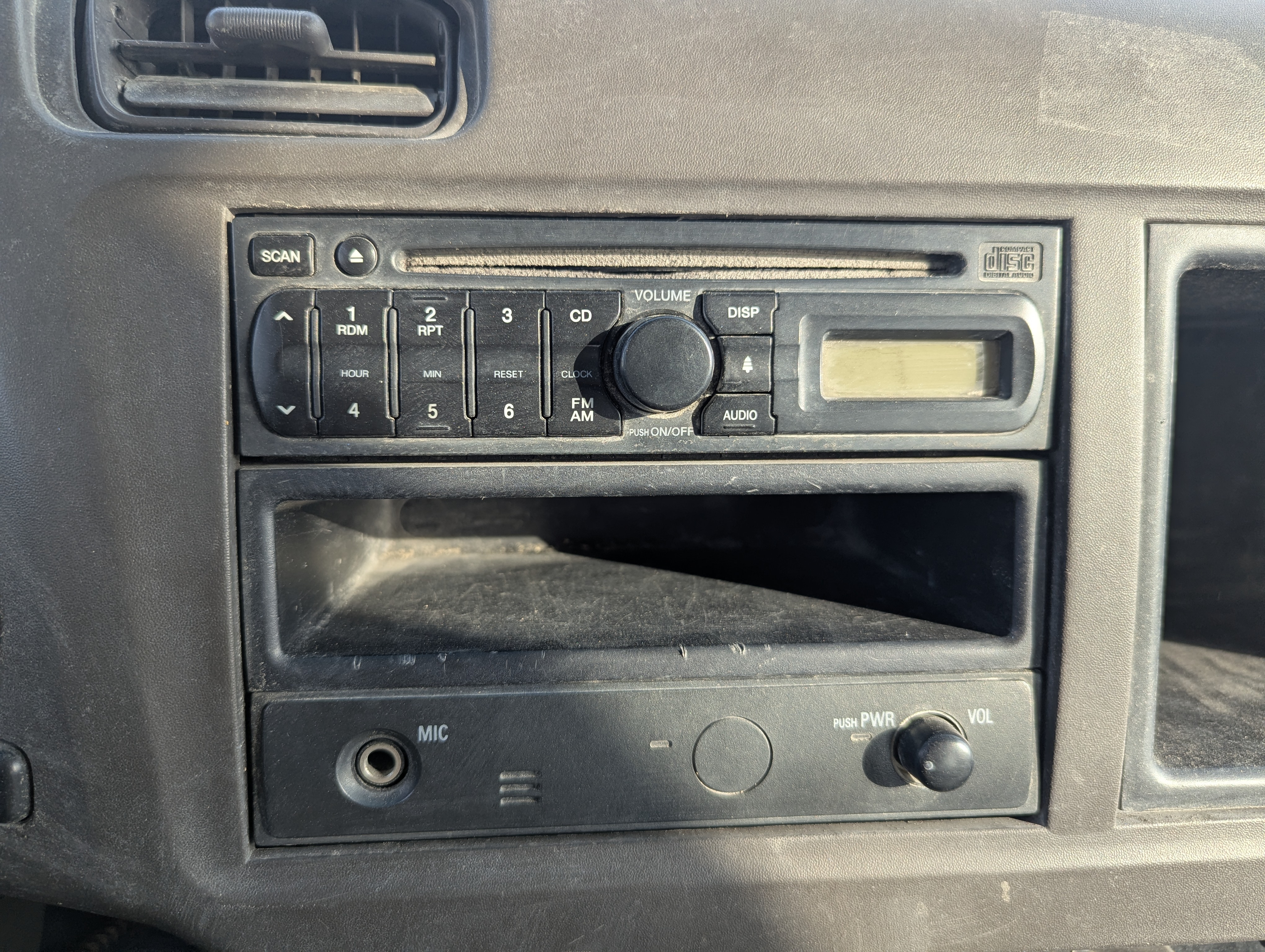 TBV-001-Mitsubishi-Fuso-Roza-Buses-inspection-Interior-Radio-/-Music-system-1