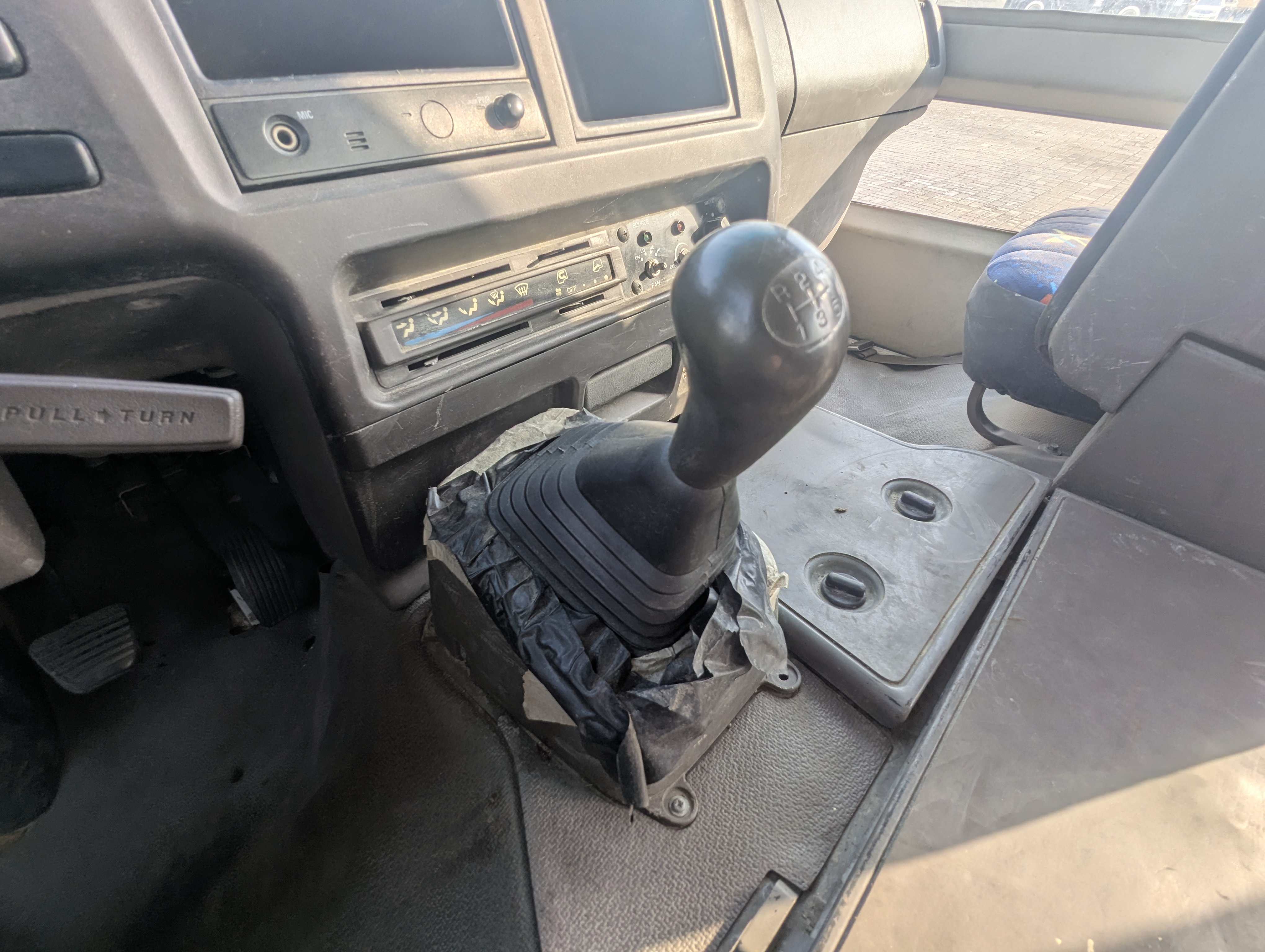 TBV-001-Mitsubishi-Fuso-Roza-Buses-inspection-Interior-Gear-lever-1