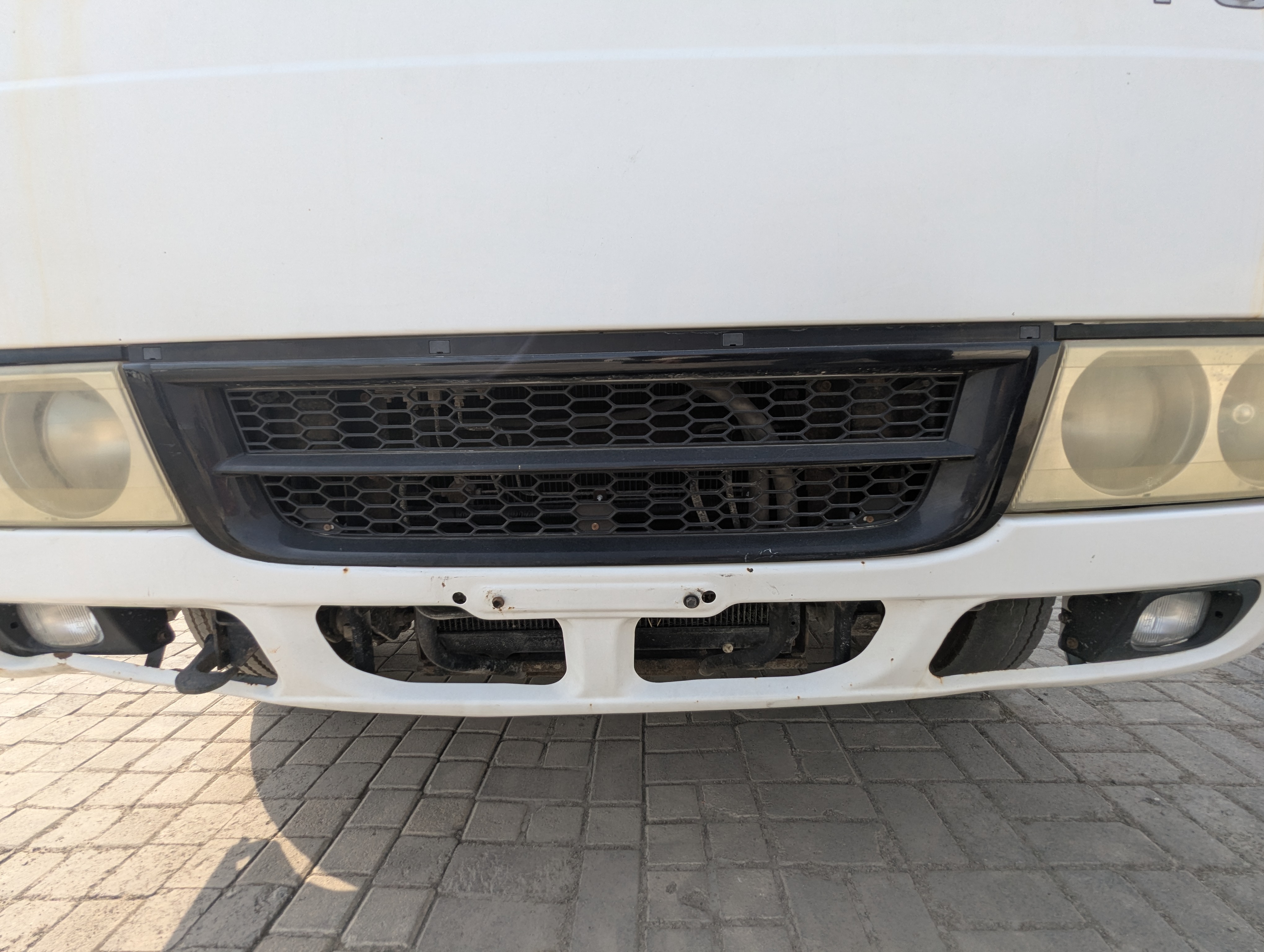 TBV-001-Mitsubishi-Fuso-Roza-Buses-inspection-Exterior-Front-grille-and-bumper-1