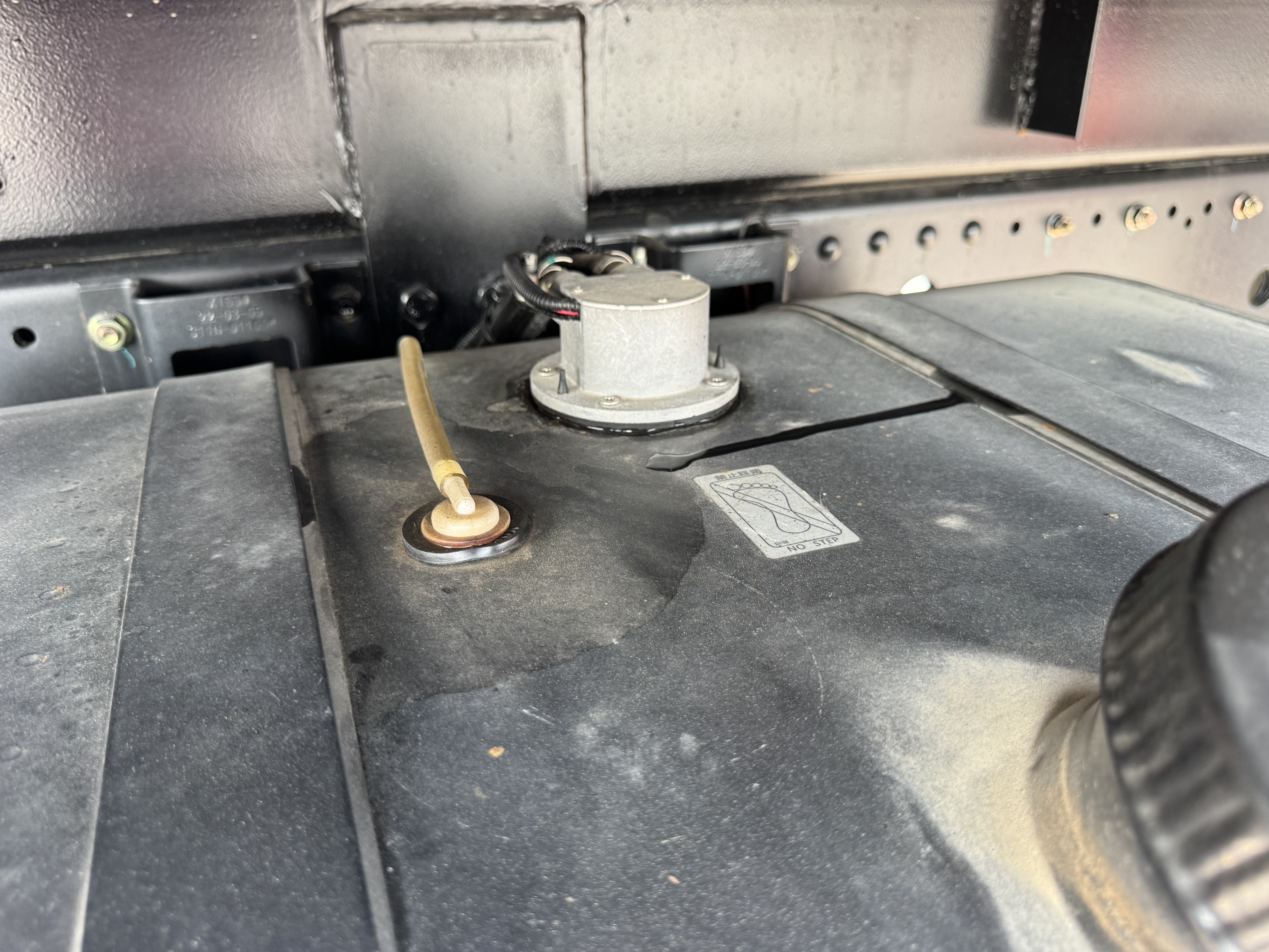 BTC-004-XCMG-SQZ200-Boom-truck-cranes-inspection-Engine-Fuel-tank-1