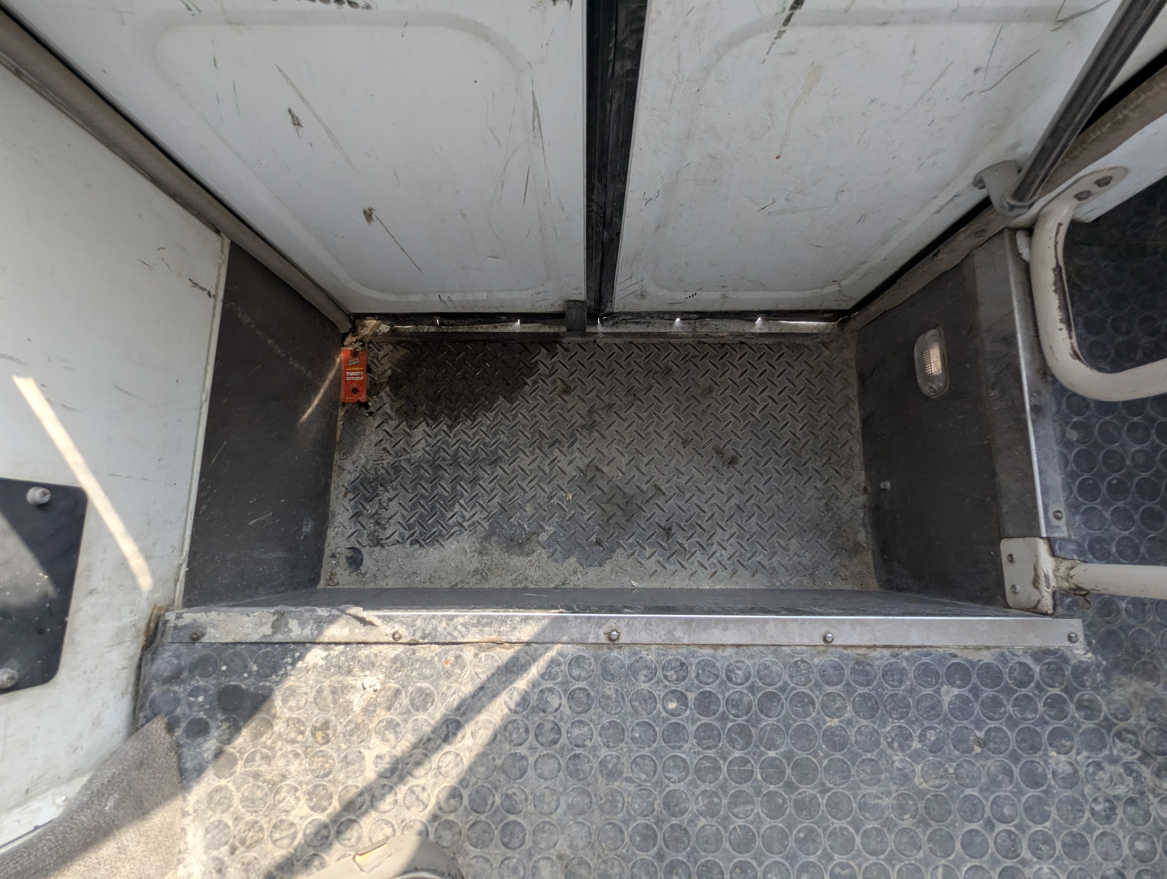 TBV-001-Mitsubishi-Fuso-Roza-Buses-inspection-Exterior-Steps/ladders-1