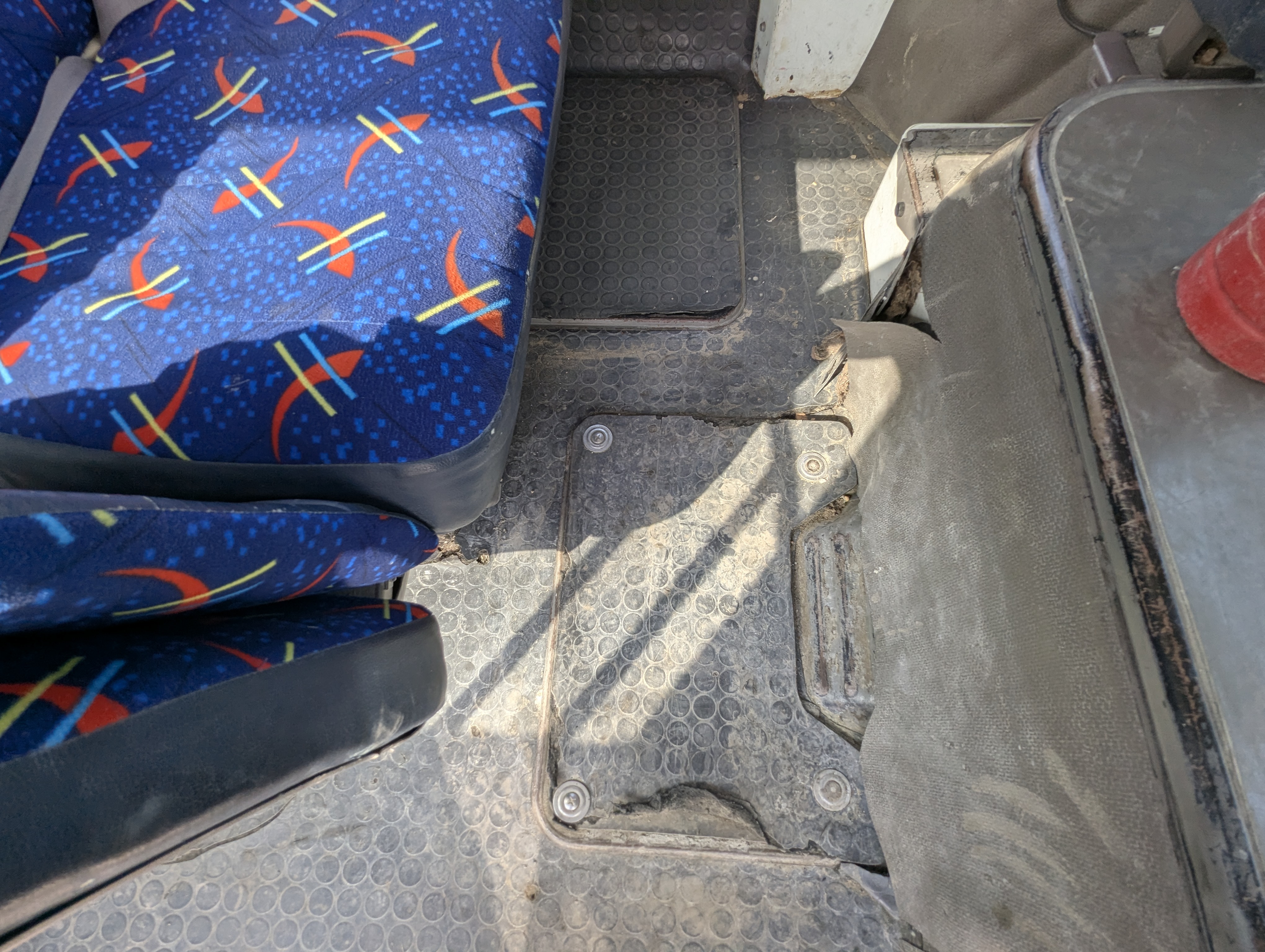 TBV-001-Mitsubishi-Fuso-Roza-Buses-inspection-Exterior-Steps/ladders-1
