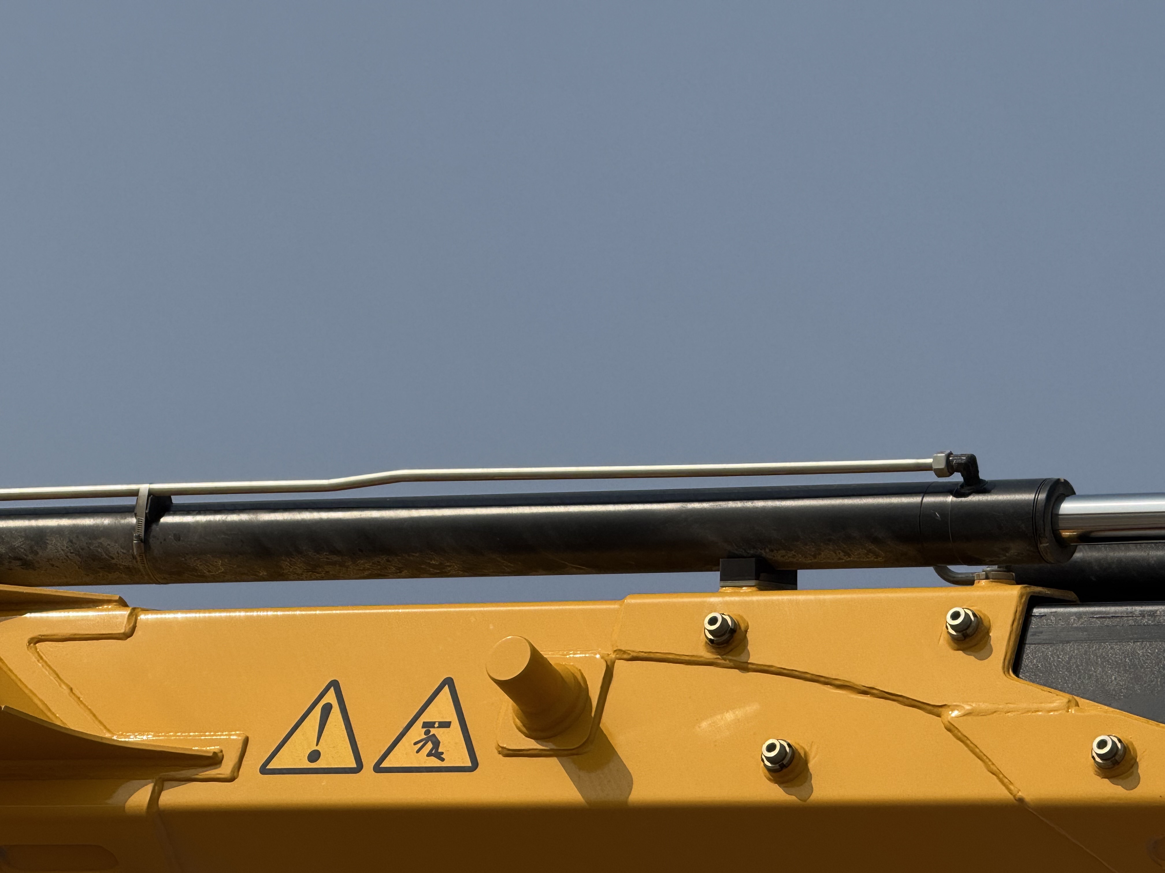BTC-004-XCMG-SQZ200-Boom-truck-cranes-inspection-Hydraulics-Boom-extension-cylinder-1