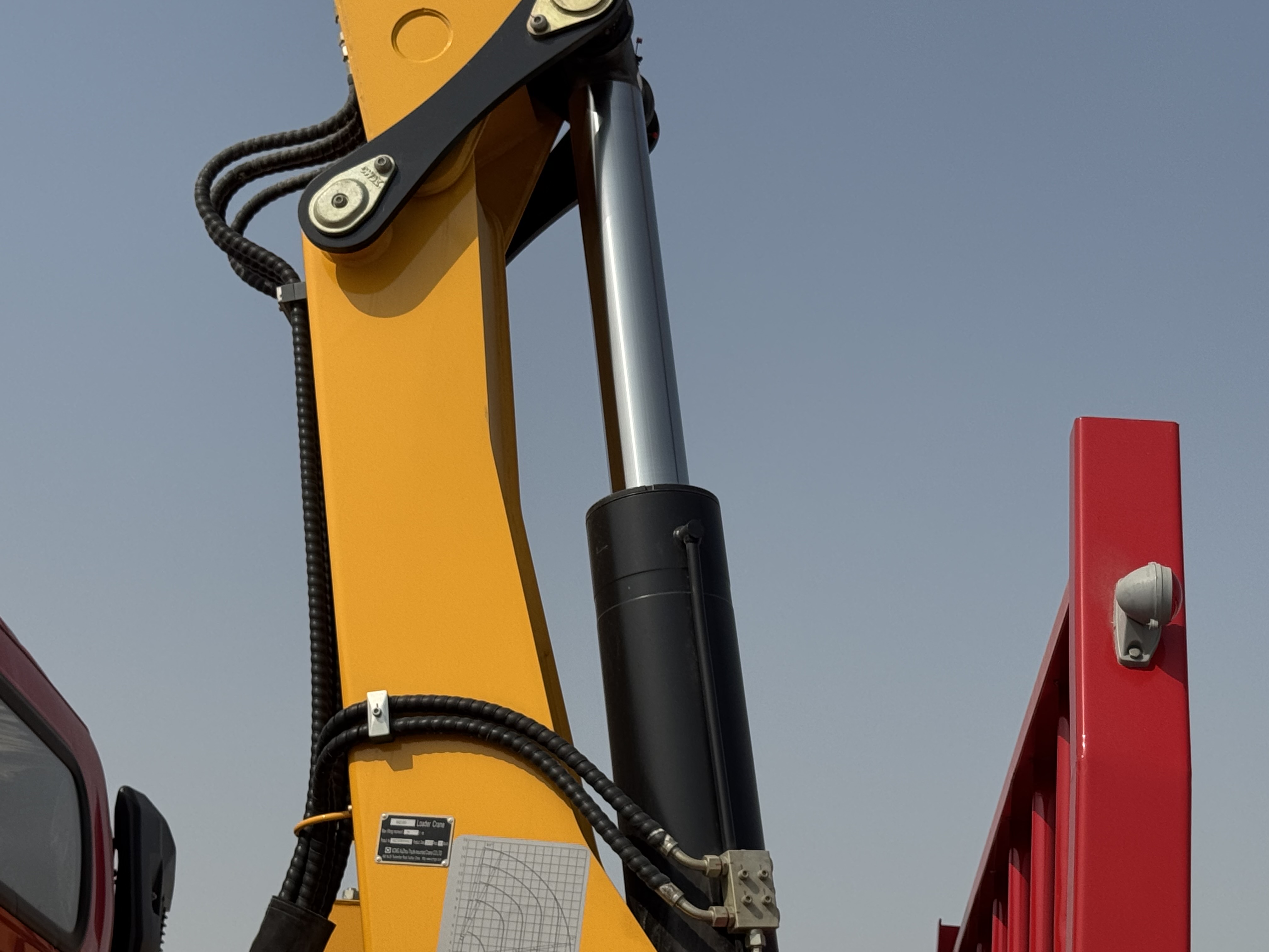 BTC-004-XCMG-SQZ200-Boom-truck-cranes-inspection-Hydraulics-Boom-lift-cylinder-1