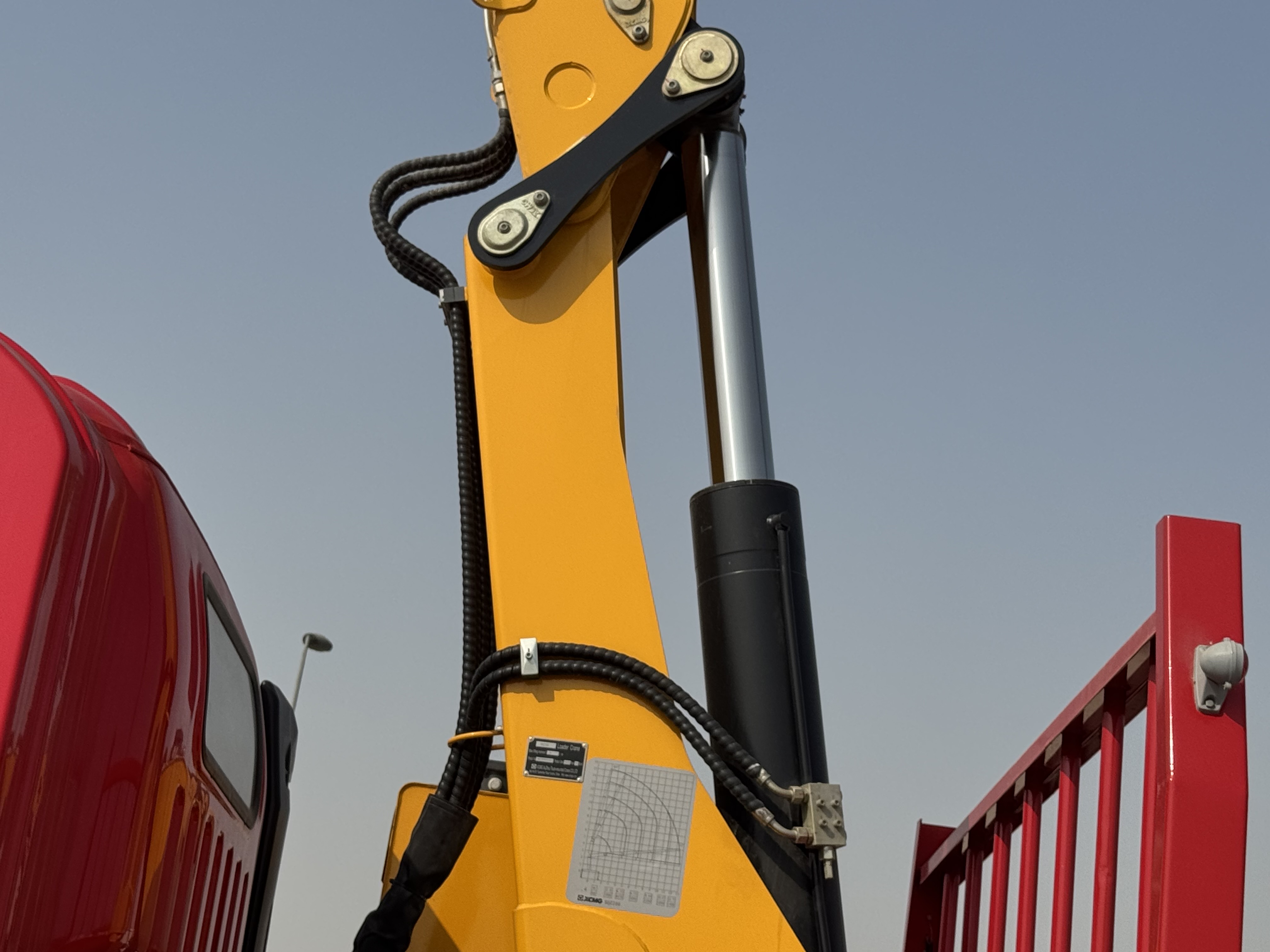 BTC-004-XCMG-SQZ200-Boom-truck-cranes-inspection-Hydraulics-Boom-lift-cylinder-1