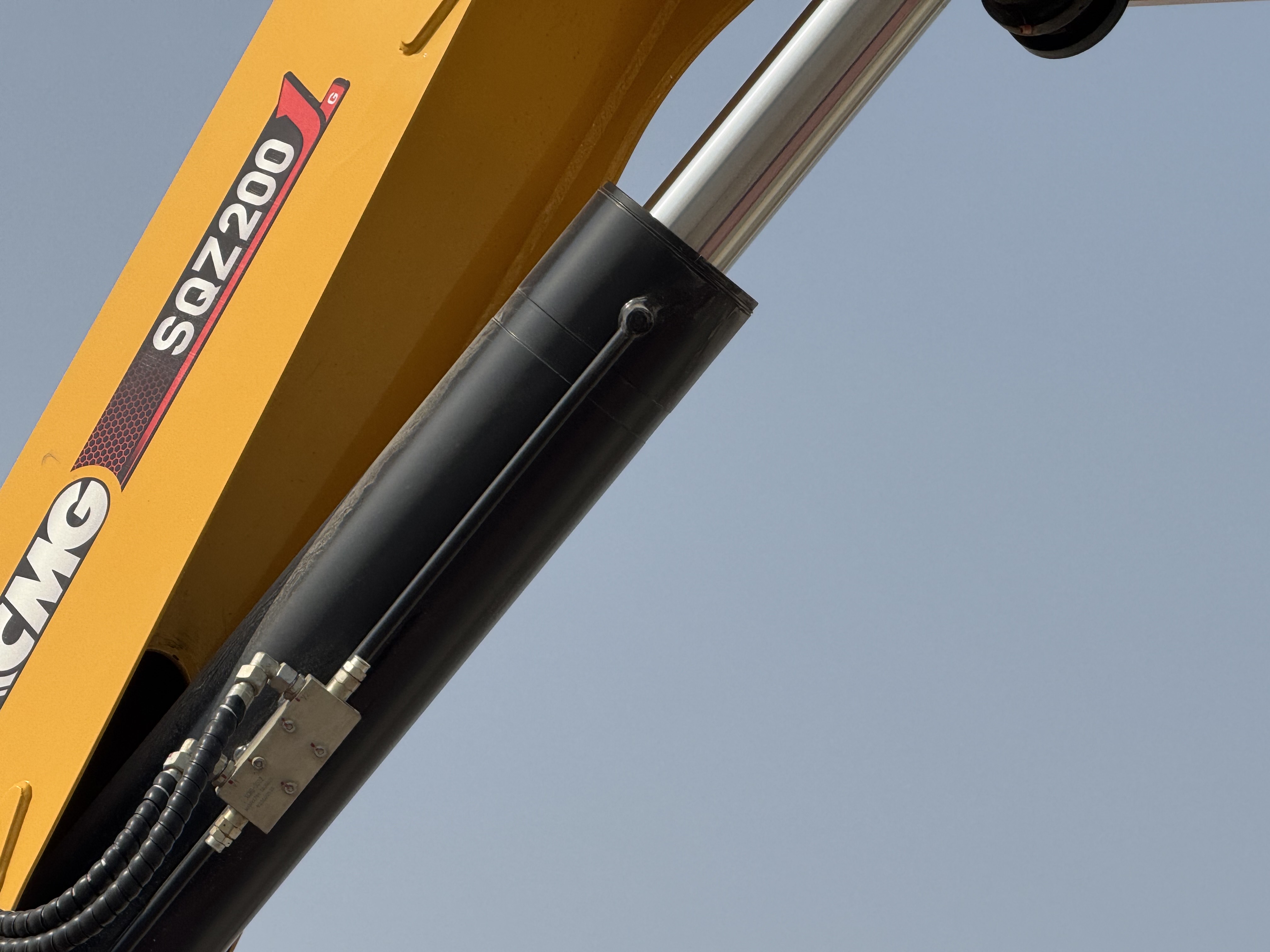 BTC-004-XCMG-SQZ200-Boom-truck-cranes-inspection-Hydraulics-Boom-lift-cylinder-1
