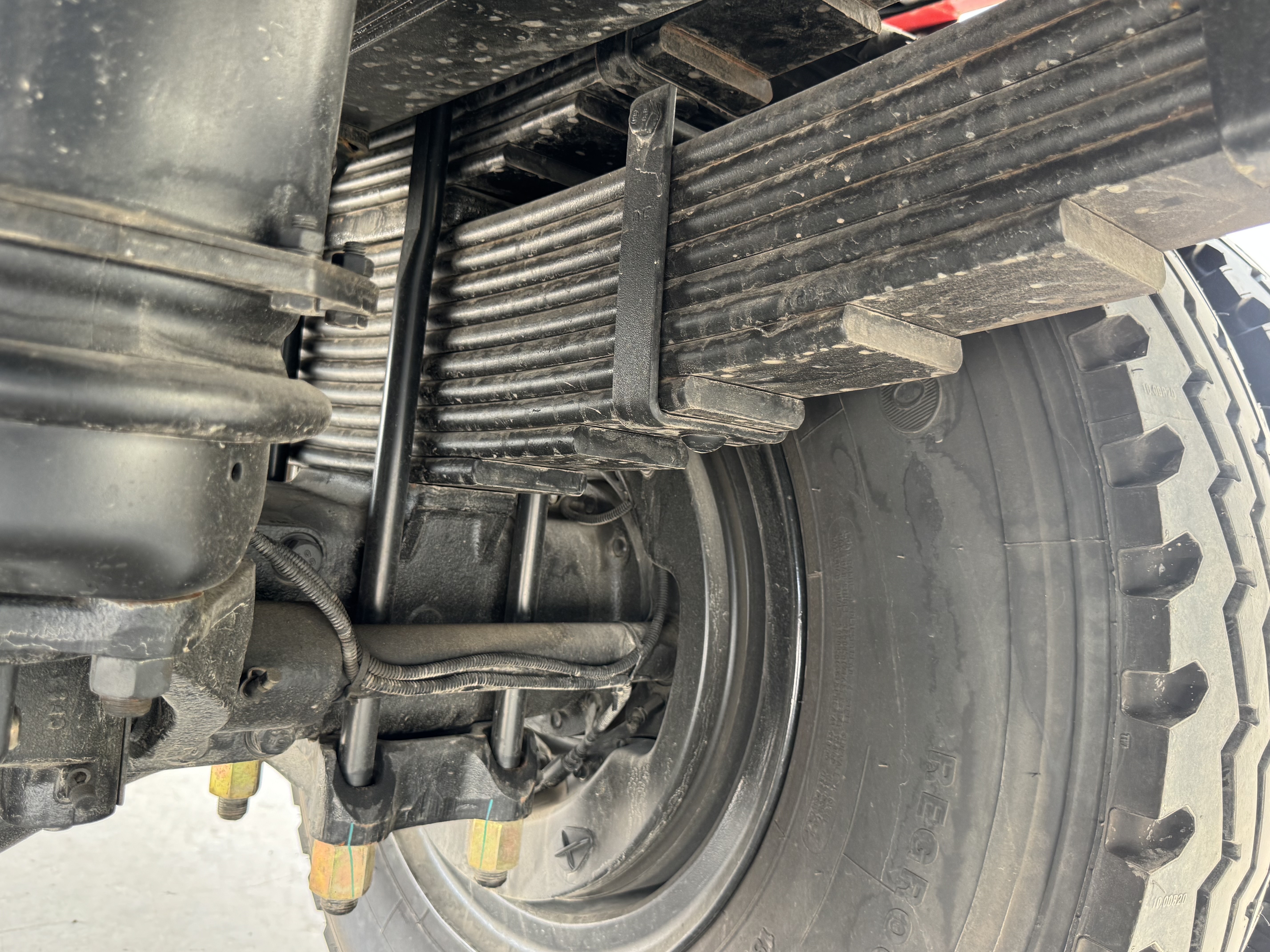 BTC-004-XCMG-SQZ200-Boom-truck-cranes-inspection-Chassis-Rear-suspension-1