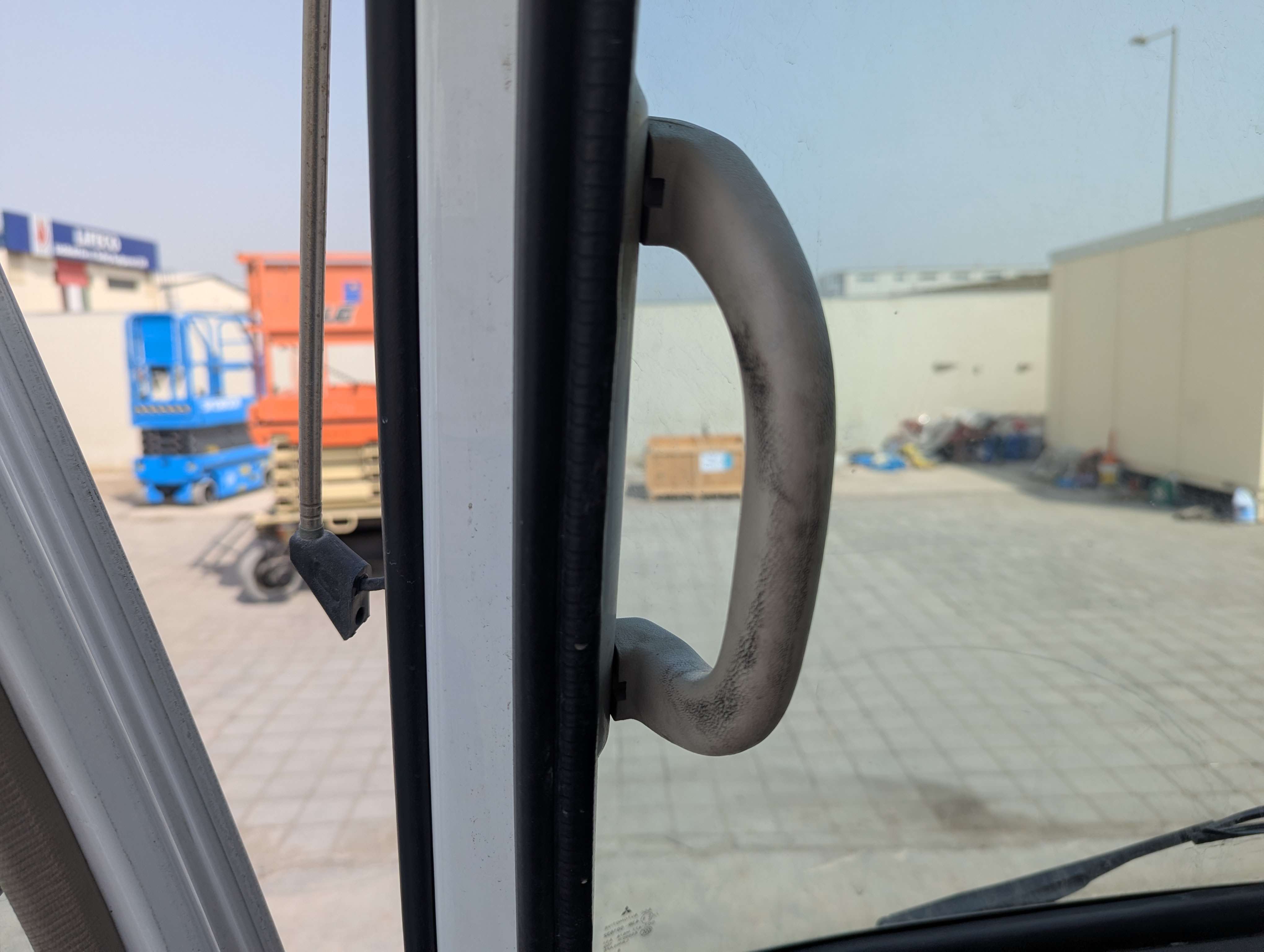 TBV-001-Mitsubishi-Fuso-Roza-Buses-inspection-Exterior-Handrails-1