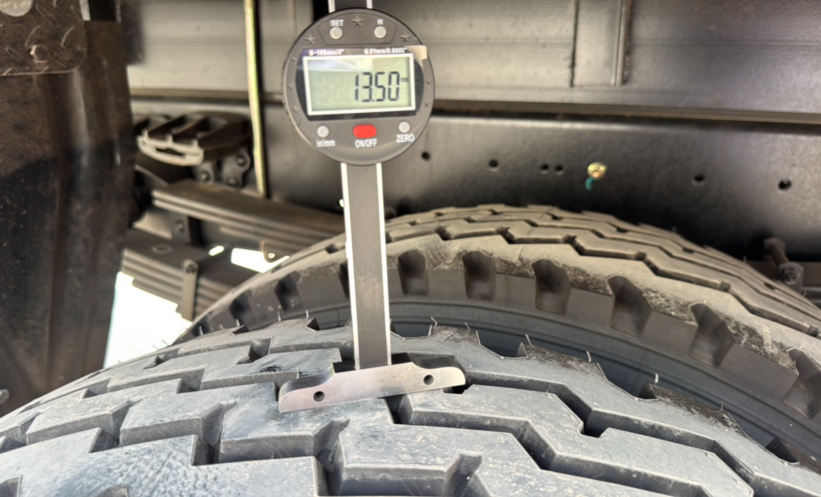 BTC-004-XCMG-SQZ200-Boom-truck-cranes-inspection-Chassis-Right-rear-tire---tread-depth-1