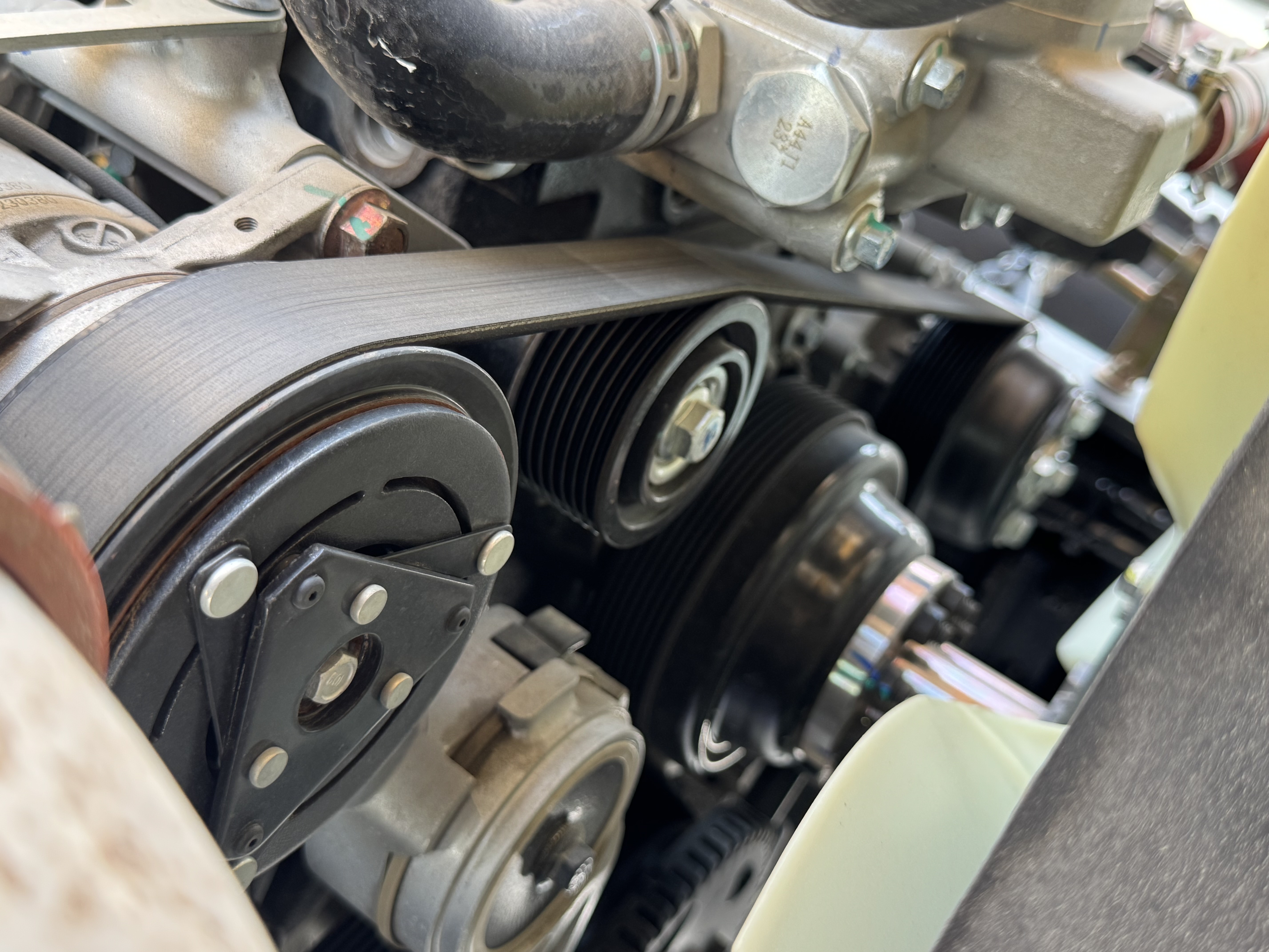 BTC-004-XCMG-SQZ200-Boom-truck-cranes-inspection-Engine-Belt-1