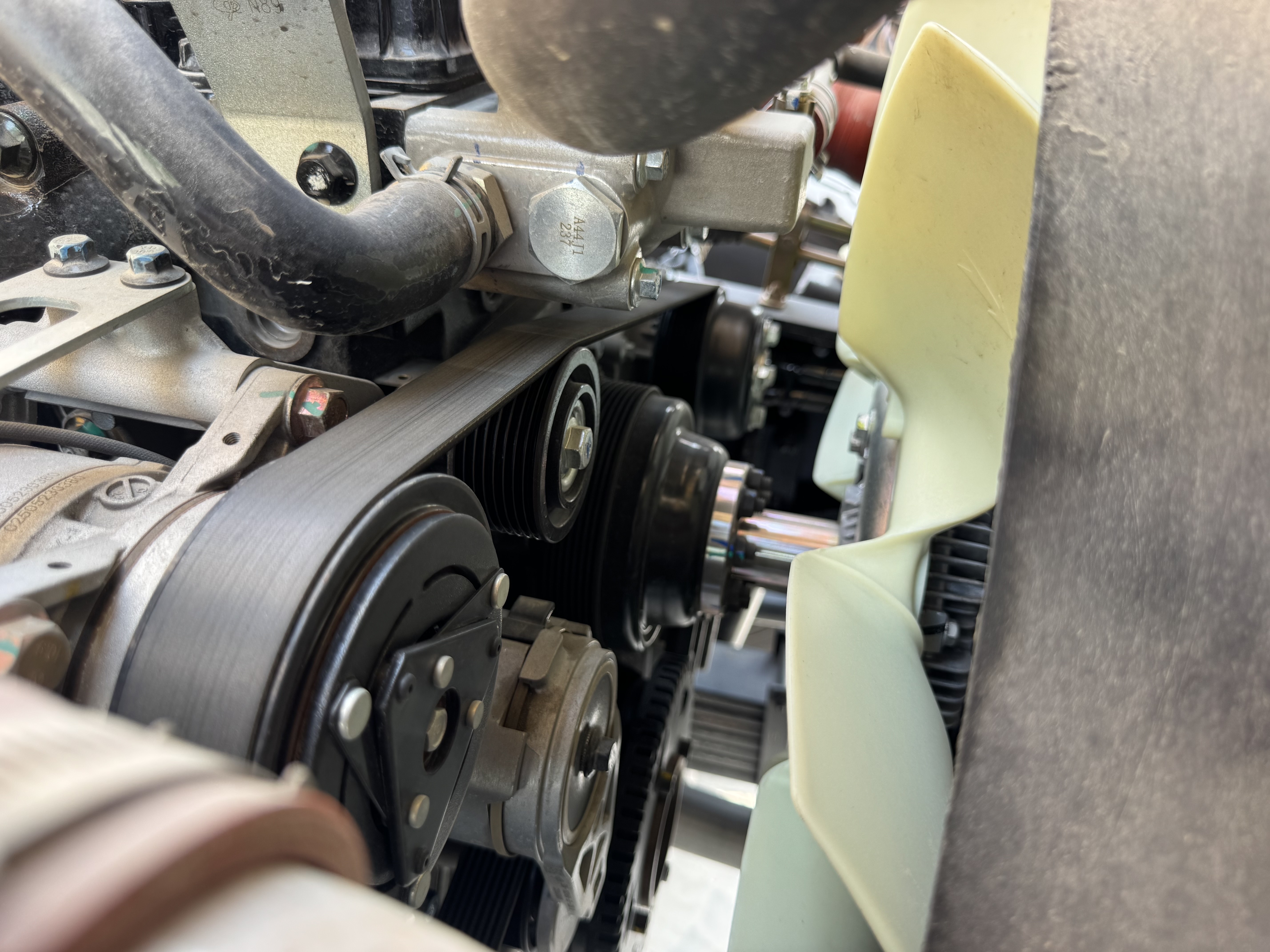 BTC-004-XCMG-SQZ200-Boom-truck-cranes-inspection-Engine-Belt-1