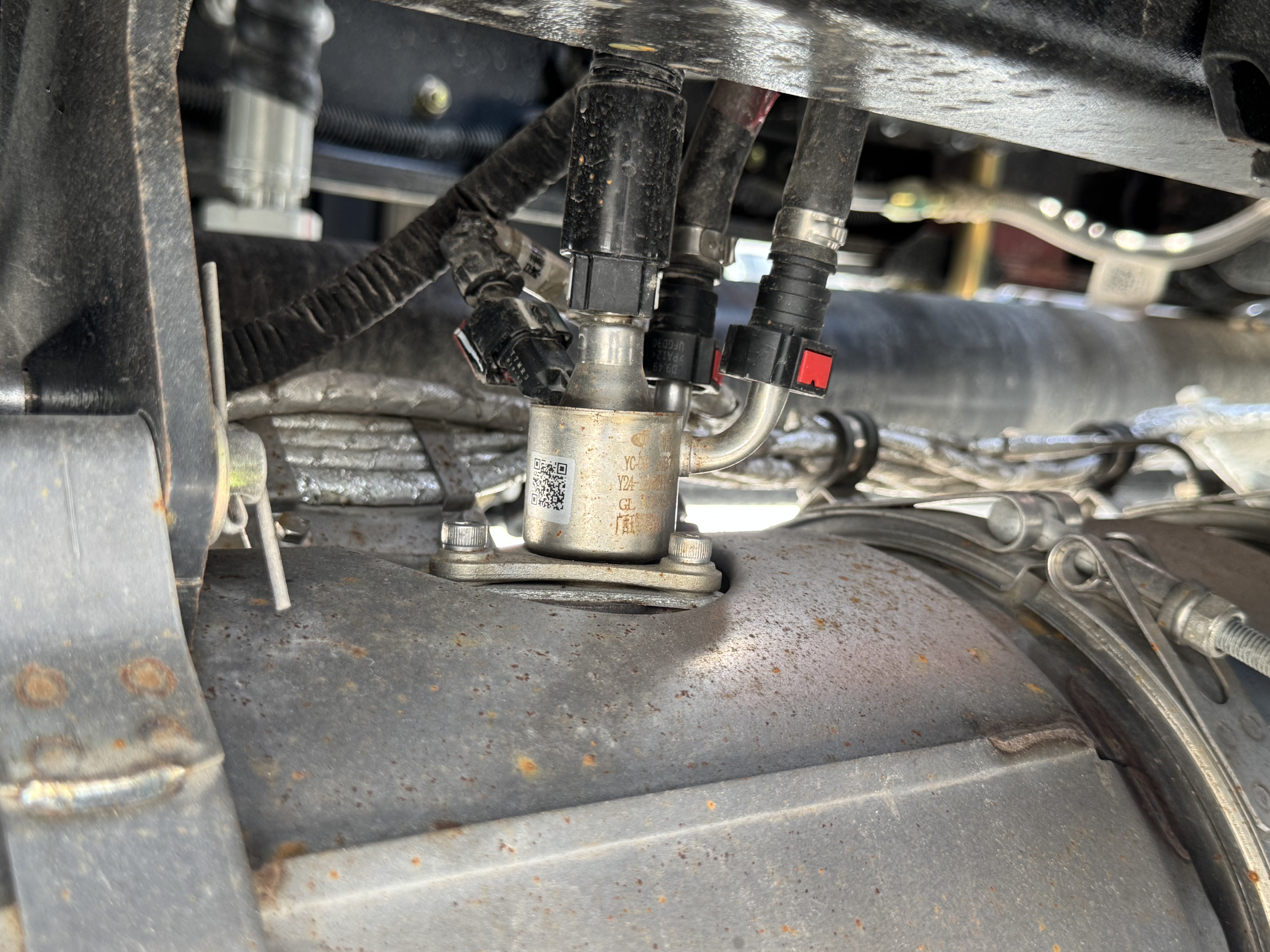 BTC-004-XCMG-SQZ200-Boom-truck-cranes-inspection-Engine-Exhaust-system-1