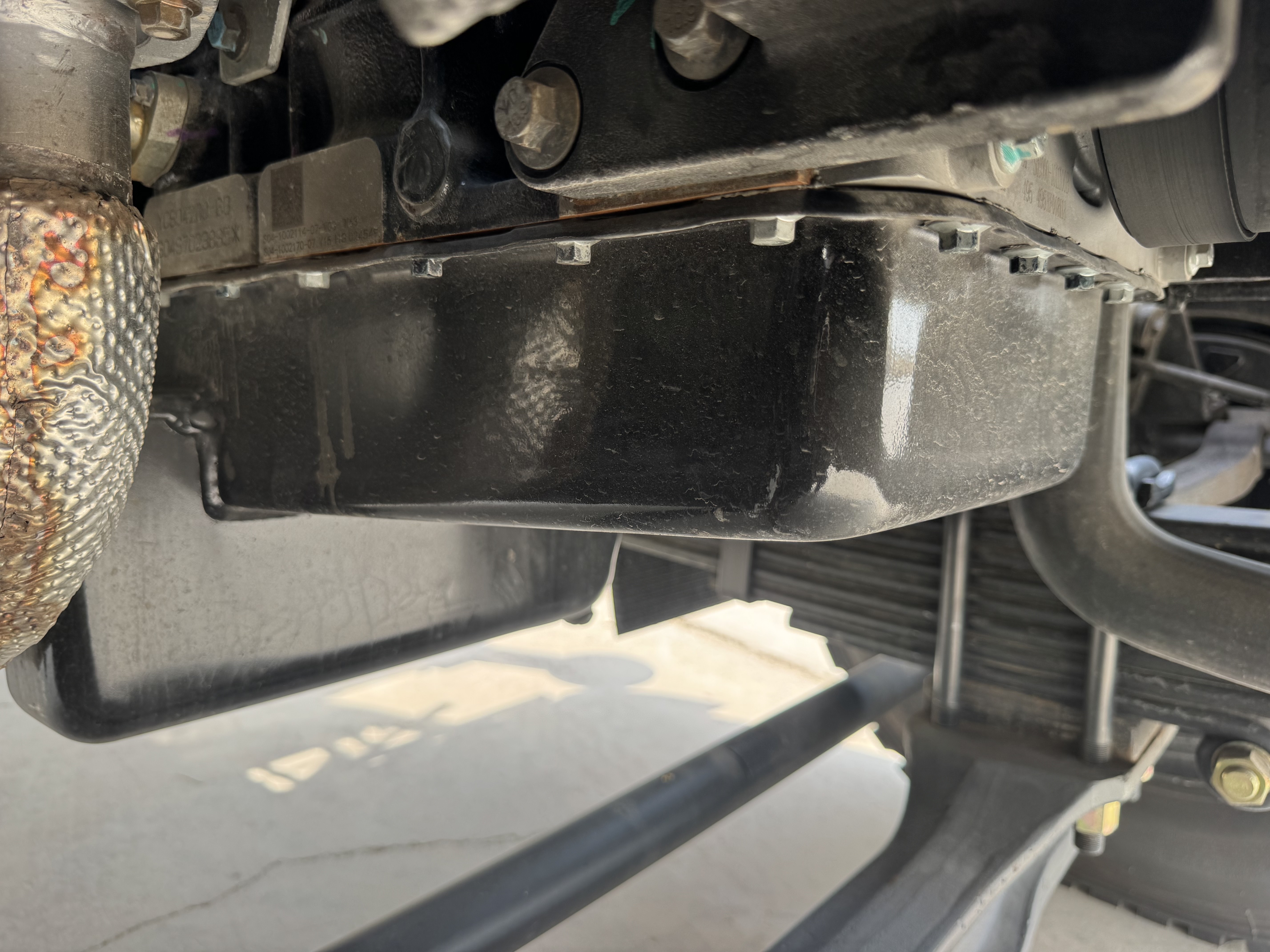 BTC-004-XCMG-SQZ200-Boom-truck-cranes-inspection-Engine-Engine-oil-leaks-1