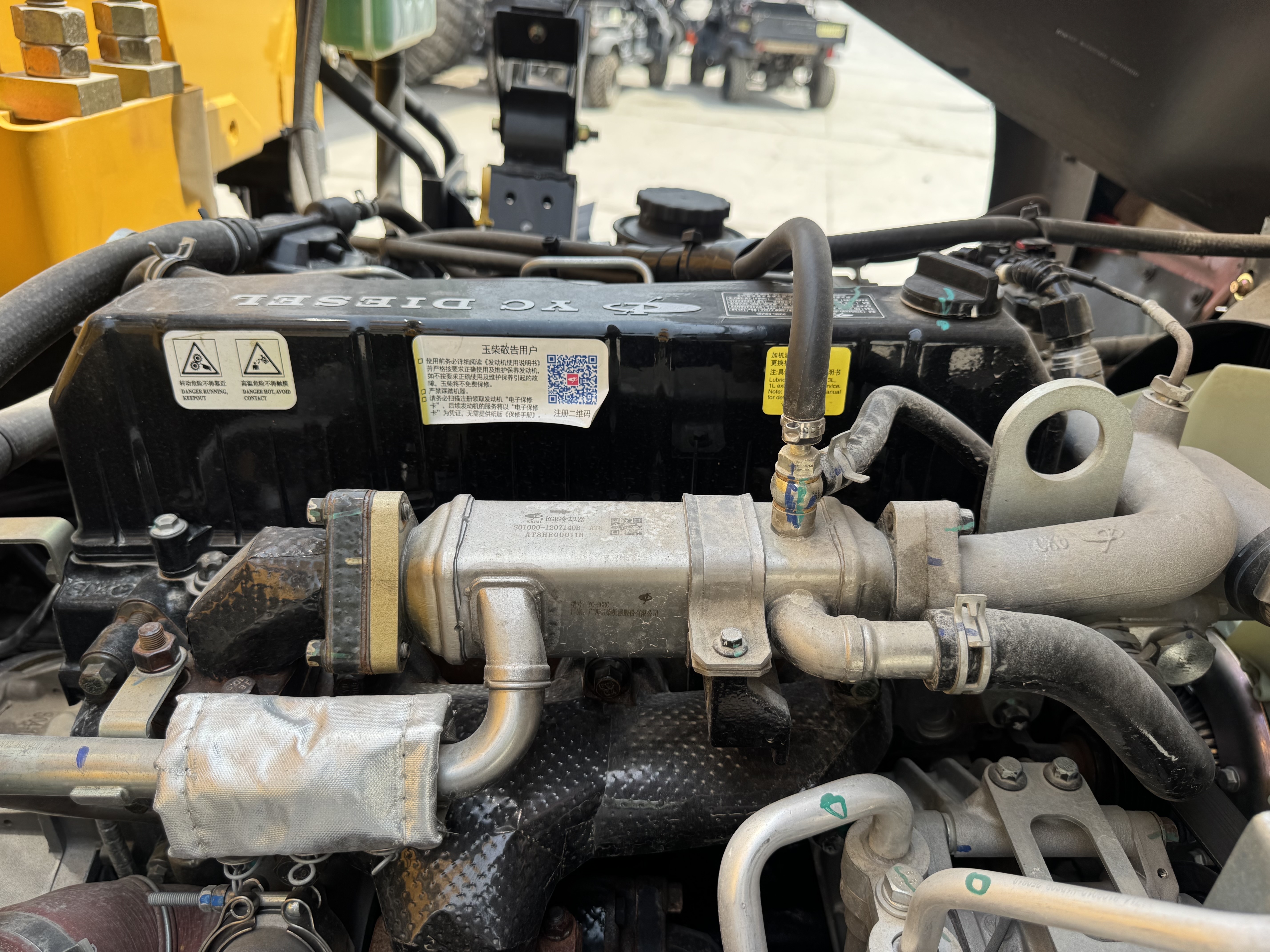 BTC-004-XCMG-SQZ200-Boom-truck-cranes-inspection-Engine-Engine-oil-leaks-1