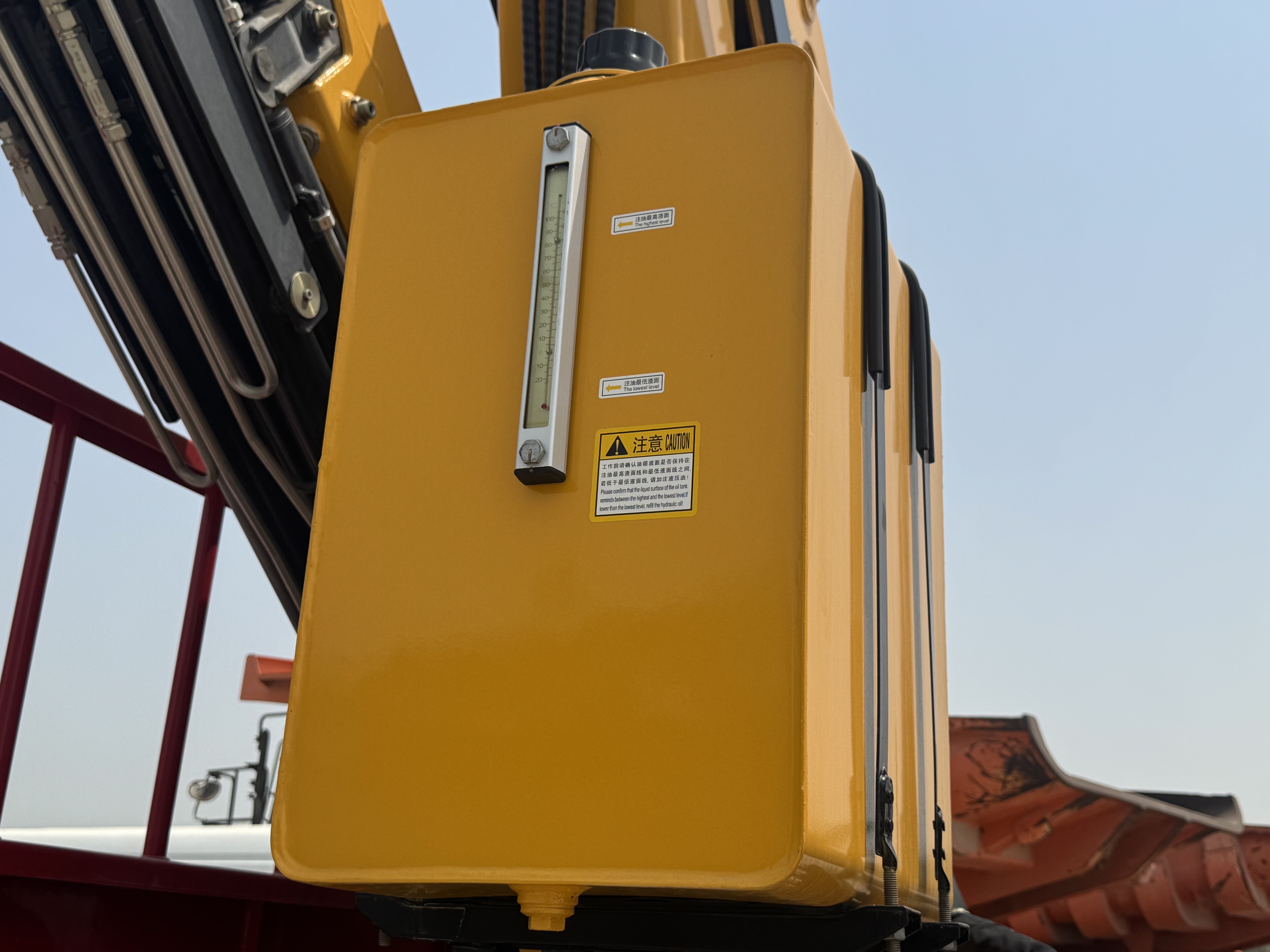 BTC-004-XCMG-SQZ200-Boom-truck-cranes-inspection-Hydraulics-Hydraulic-Tank-1
