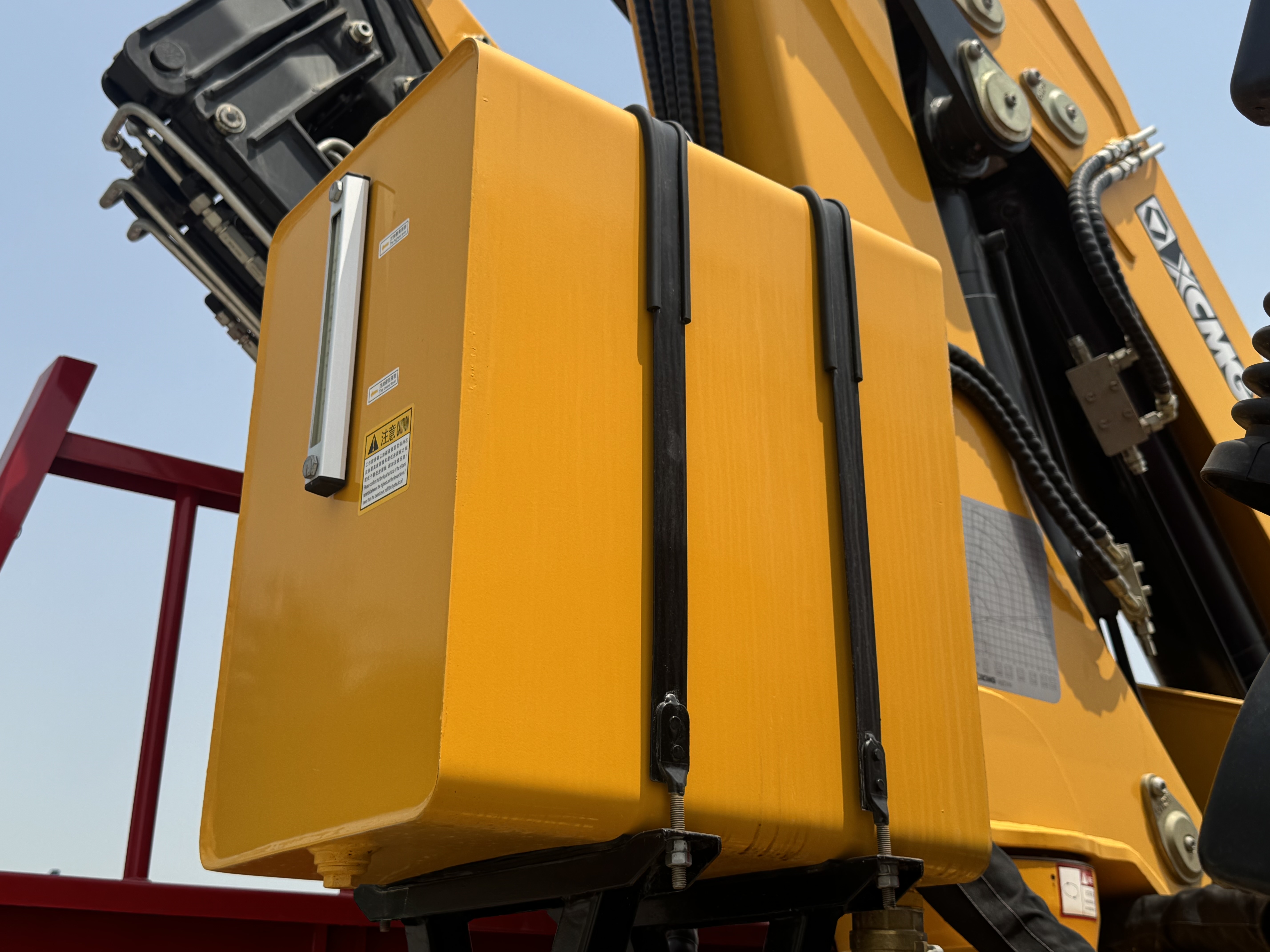 BTC-004-XCMG-SQZ200-Boom-truck-cranes-inspection-Hydraulics-Hydraulic-Tank-1