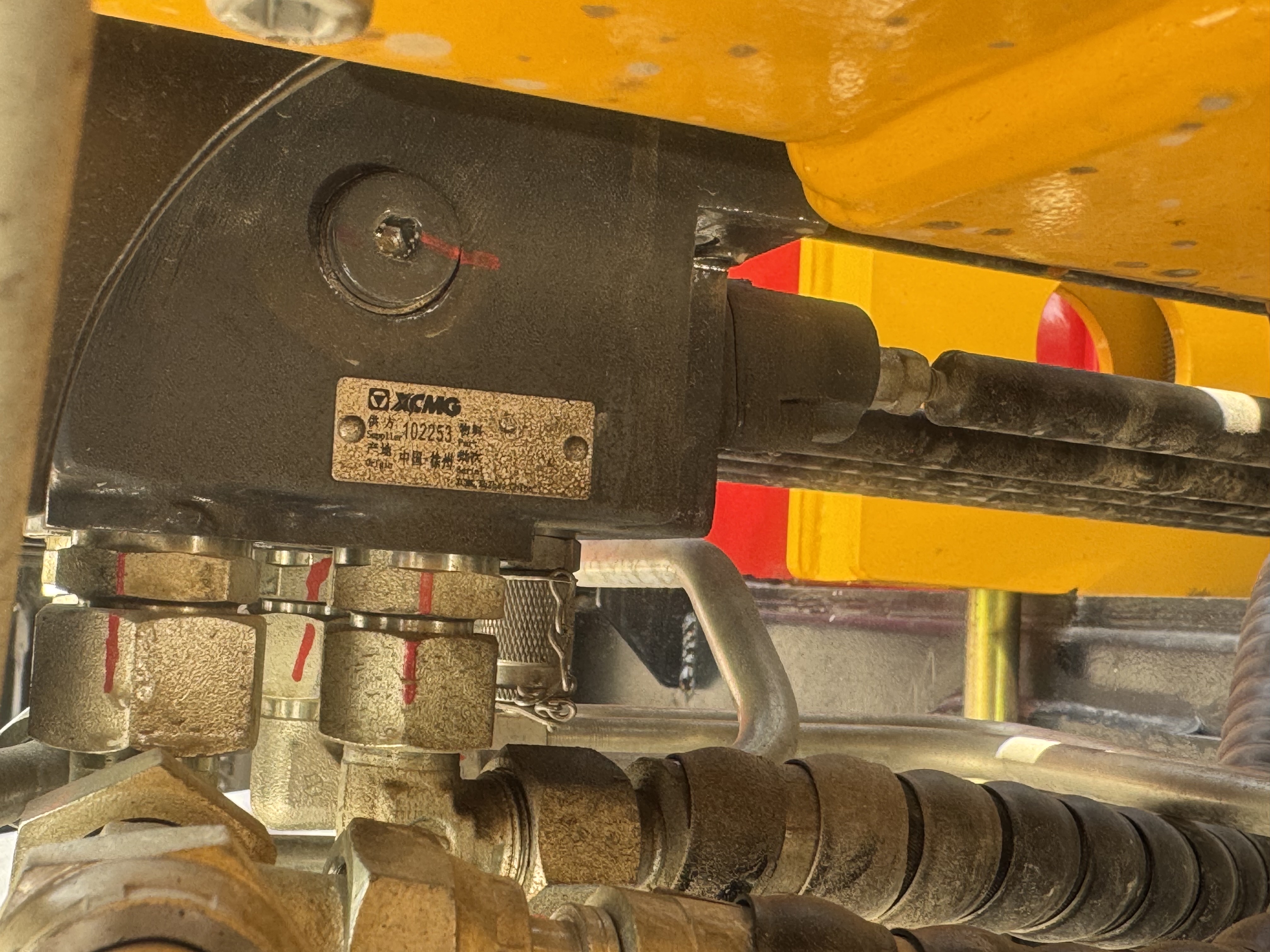 BTC-004-XCMG-SQZ200-Boom-truck-cranes-inspection-Hydraulics-Main-control-valve-(MCV)-1