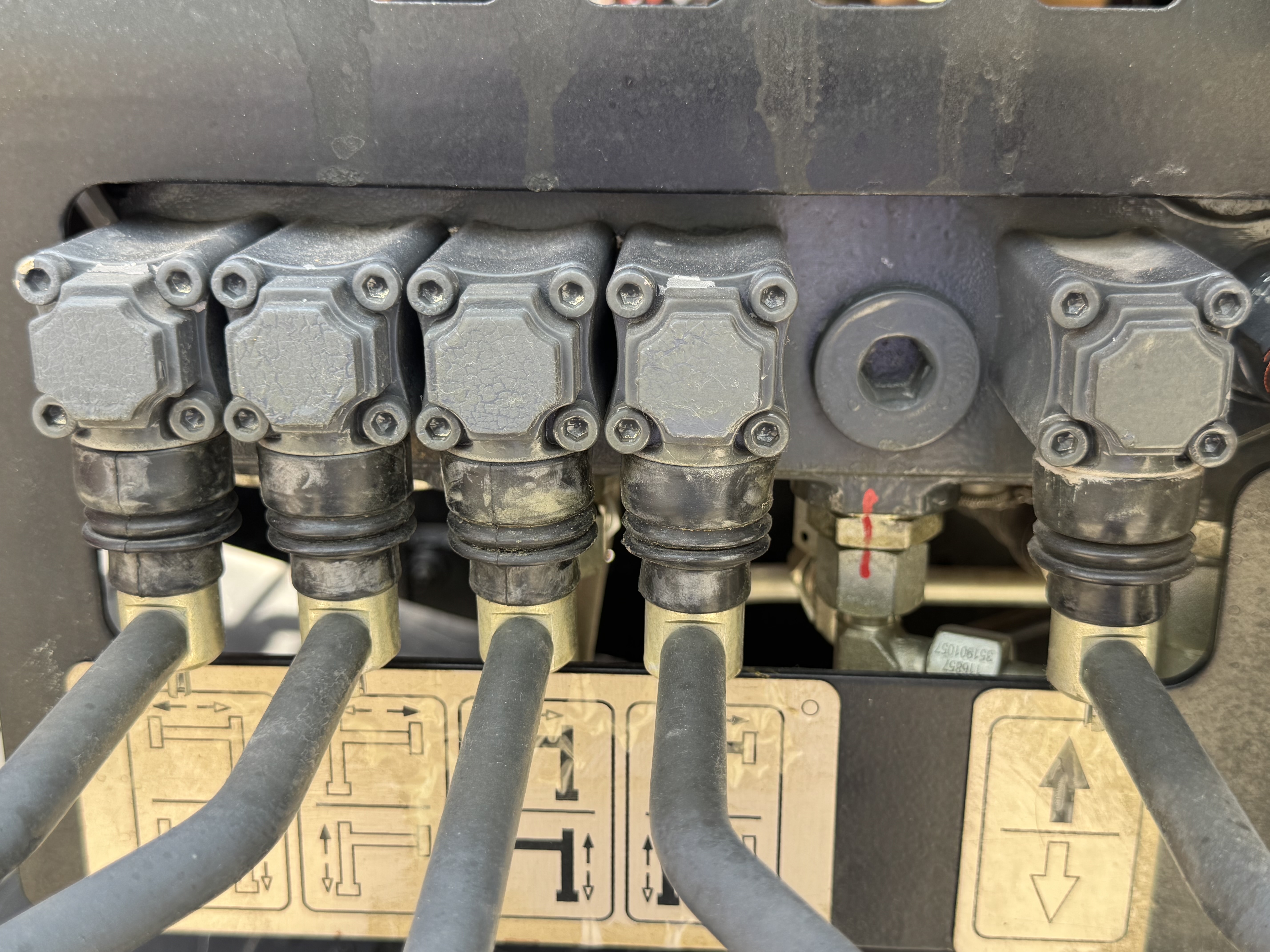 BTC-004-XCMG-SQZ200-Boom-truck-cranes-inspection-Hydraulics-Main-control-valve-(MCV)-1