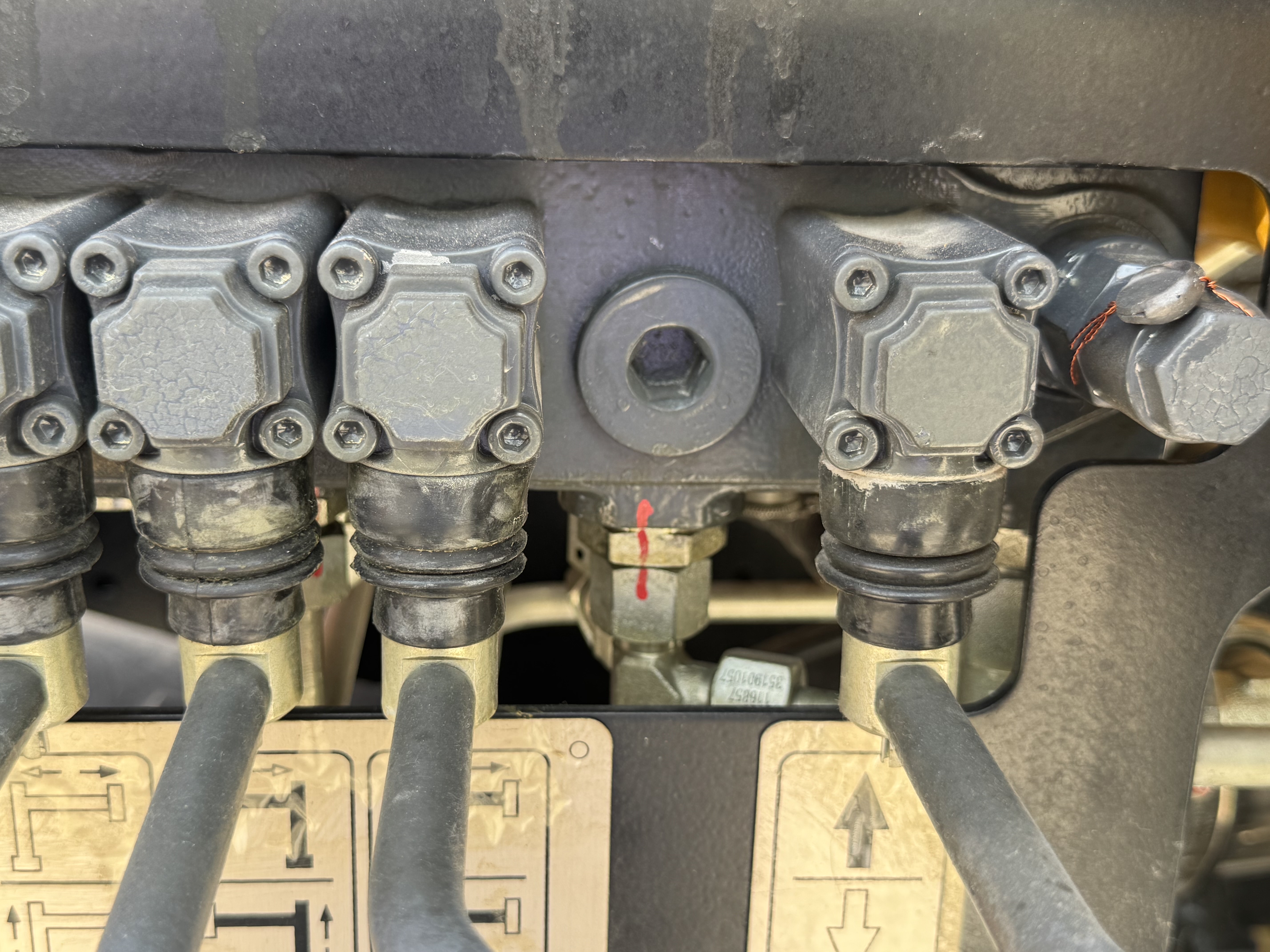 BTC-004-XCMG-SQZ200-Boom-truck-cranes-inspection-Hydraulics-Main-control-valve-(MCV)-1
