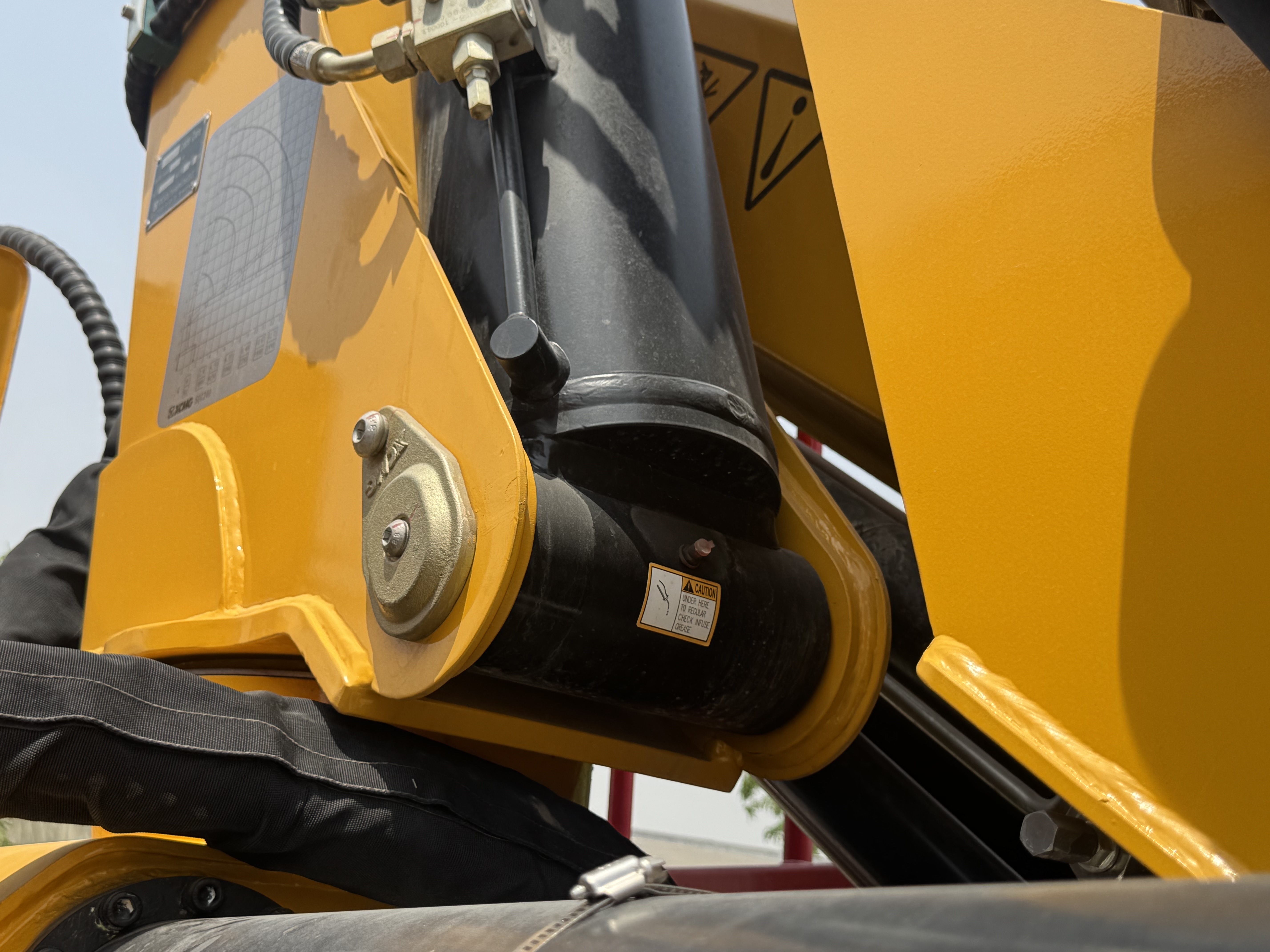 BTC-004-XCMG-SQZ200-Boom-truck-cranes-inspection-Hydraulics-Boom-base-pin-and-bushings-1